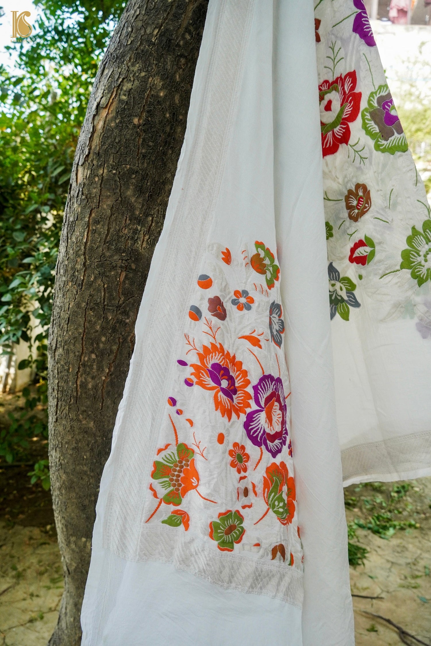 Handwoven Banarasi Georgette Dupatta with Floral Meenakari
