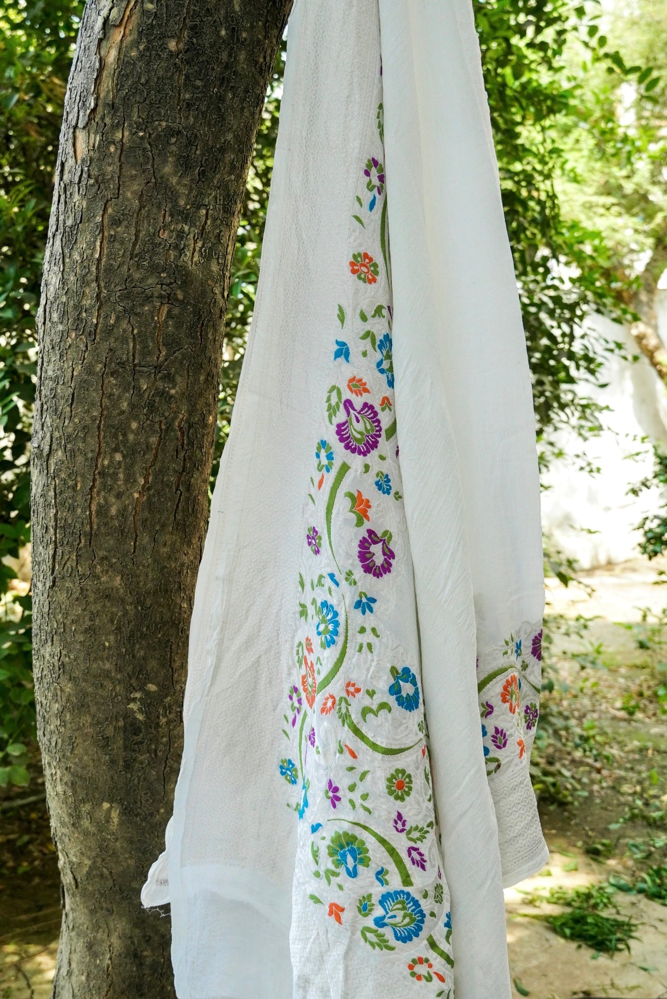 Handwoven Banarasi Georgette Dupatta with Floral Meenakari