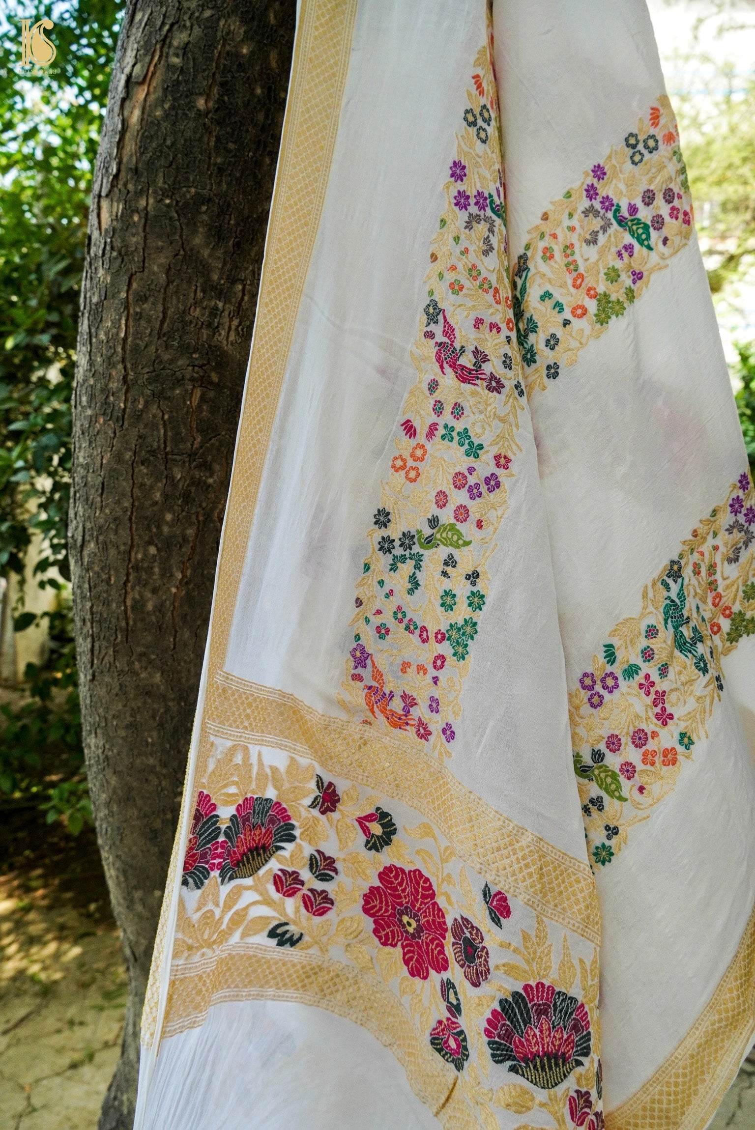 Handwoven Banarasi Georgette Dupatta with Floral Meenakari