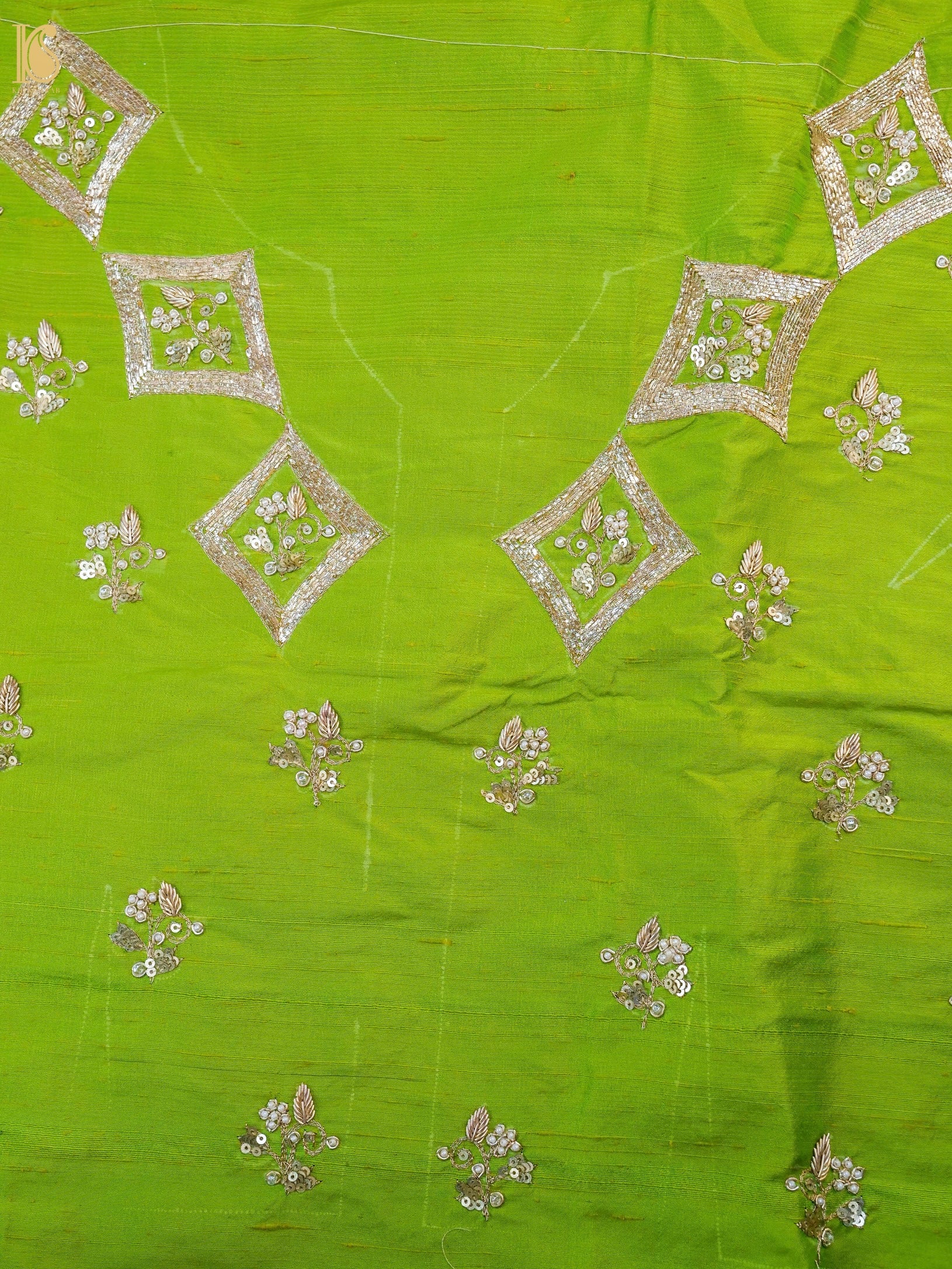 Handwoven Banarasi SIlver Tissue Saree with Border