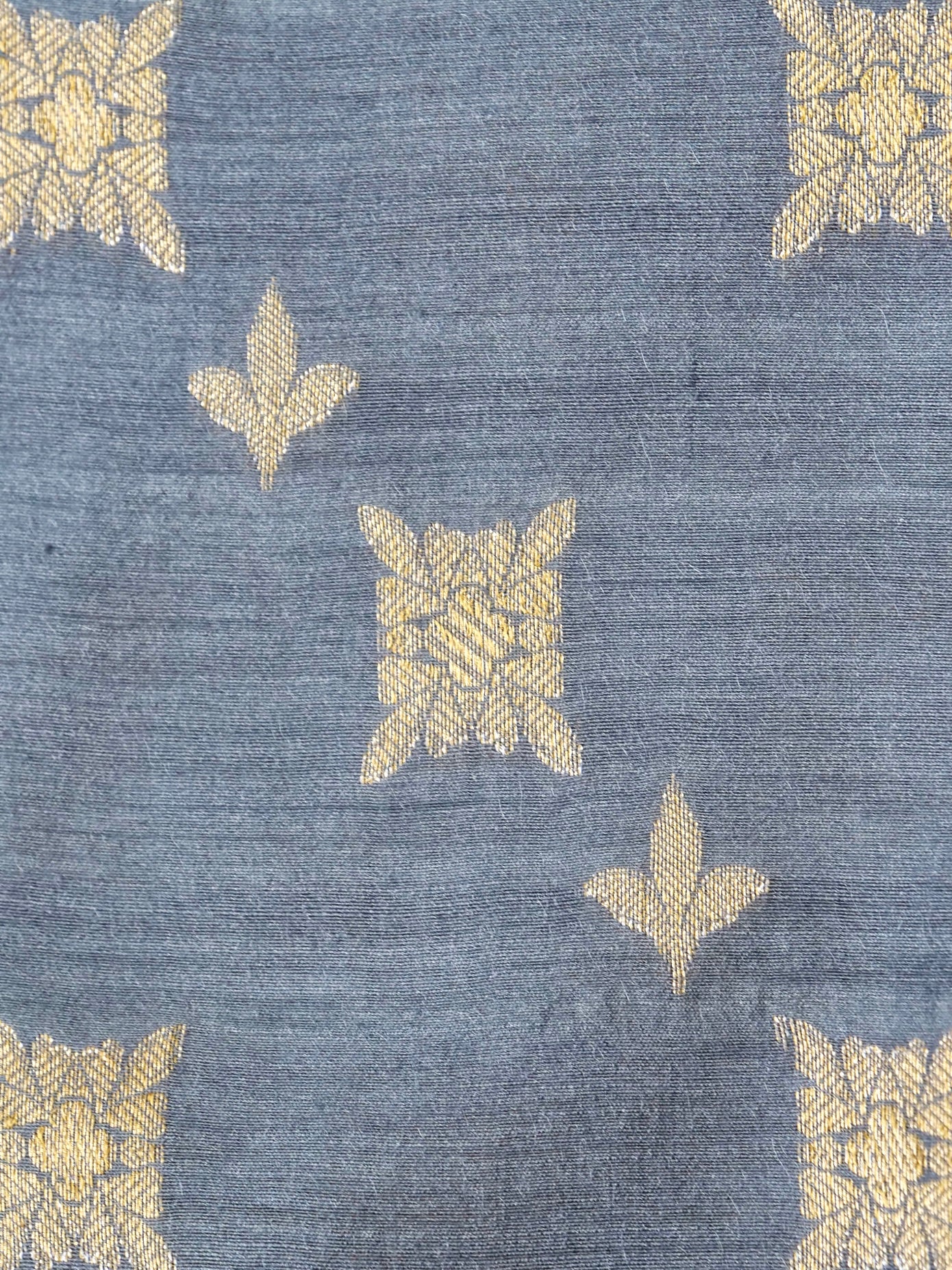 Banarasi Pure Tissue Scallop Border Saree