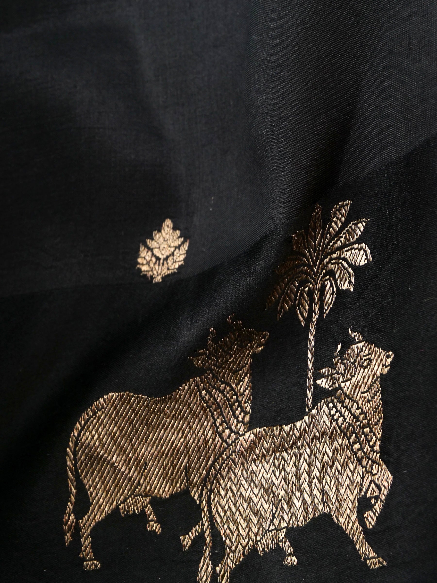 Handloom Banarasi Pure Katan Silk Kadwa Saree in Black with Nandi - Khinkhwab