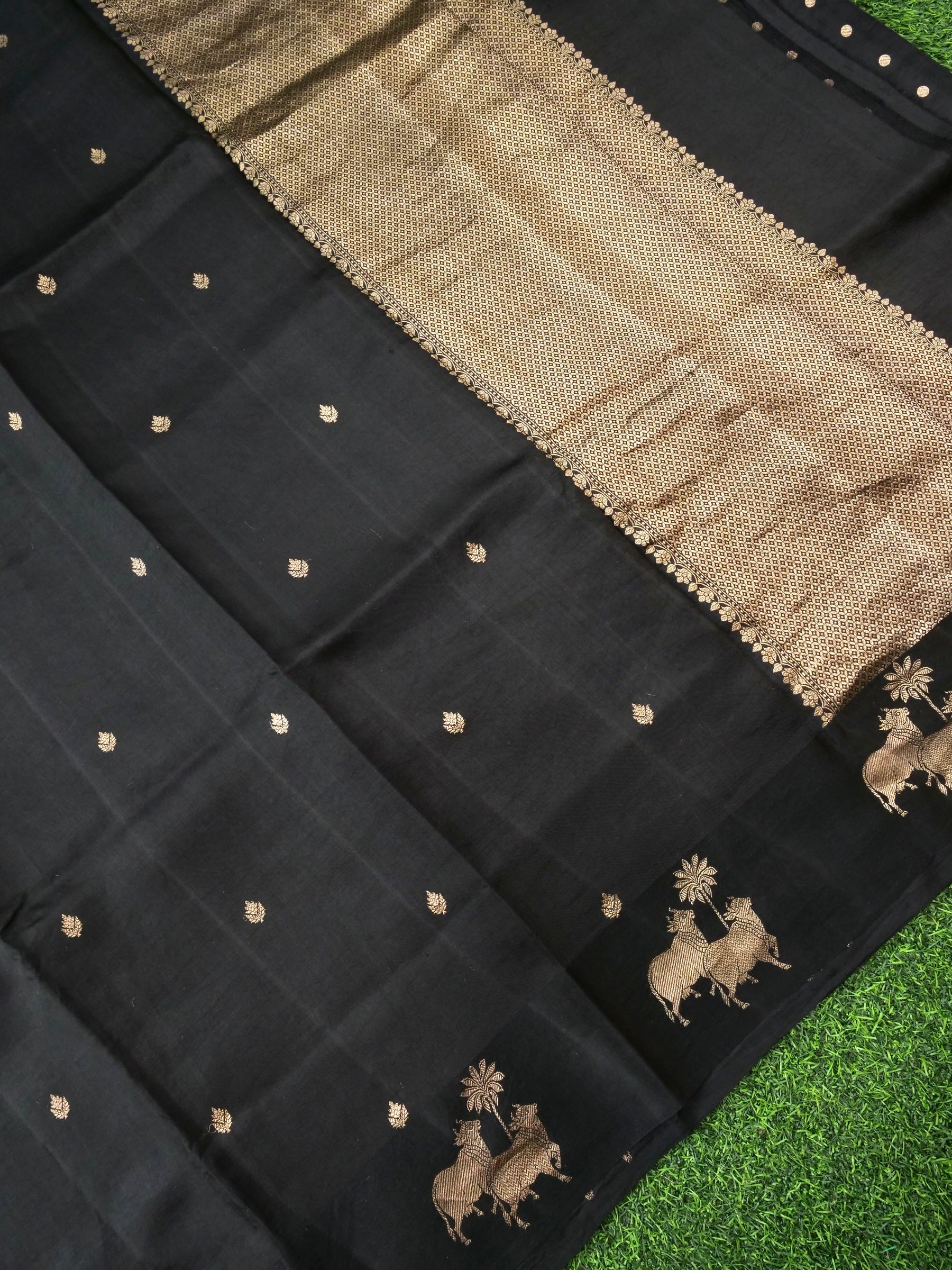 Handloom Banarasi Pure Katan Silk Kadwa Saree in Black with Nandi - Khinkhwab