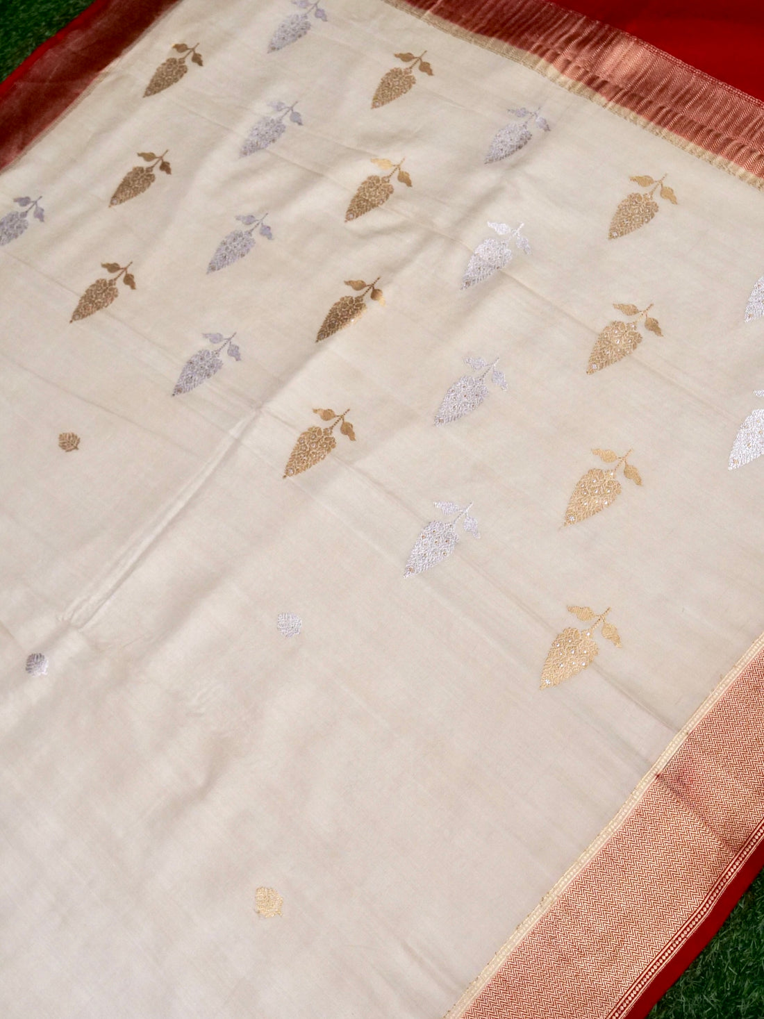 Banarasi Gajji Silk Kadwa Patti Buti Handwoven Saree in Off White