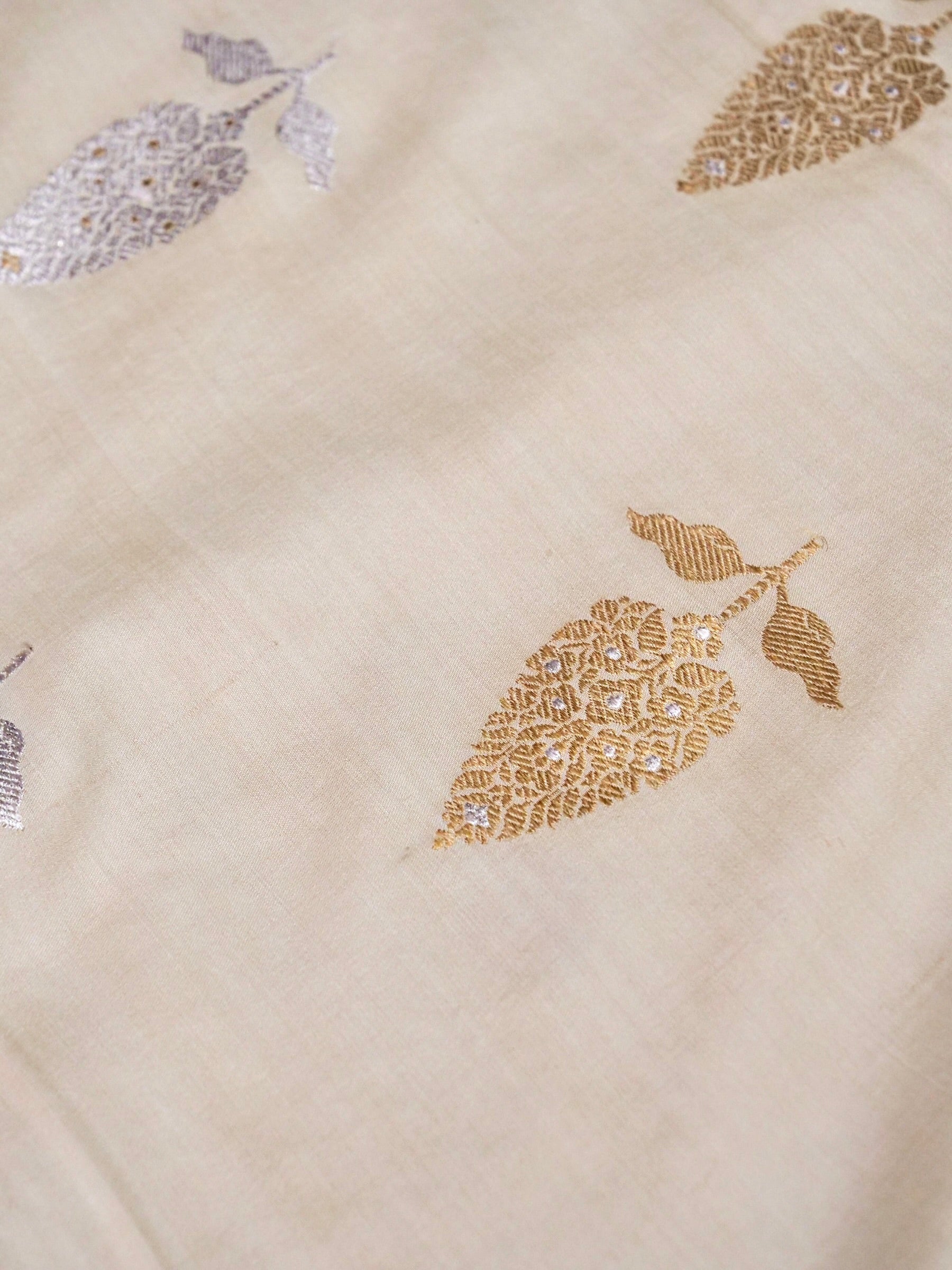 Banarasi Gajji Silk Kadwa Patti Buti Handwoven Saree in Off White