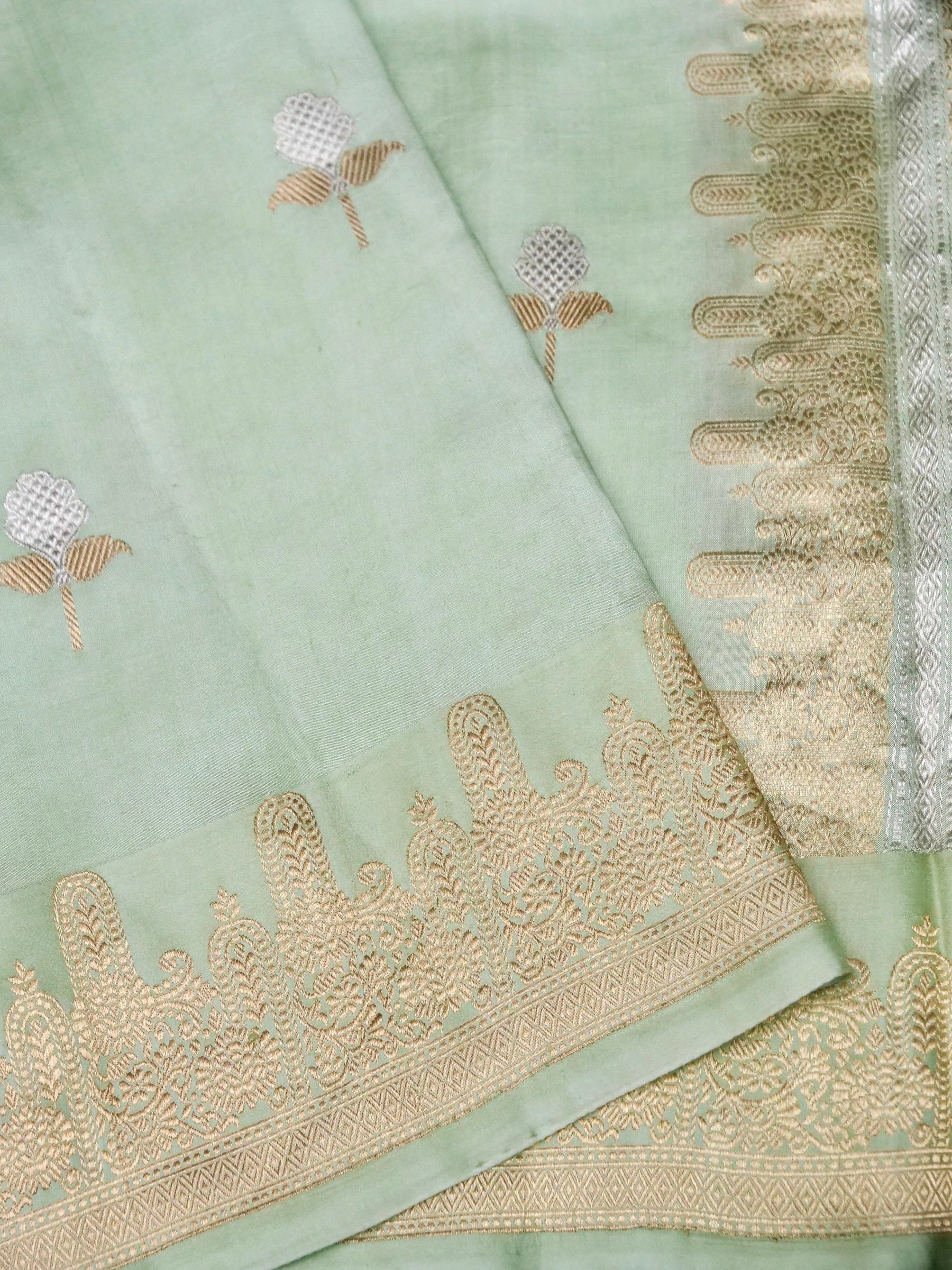 Banarasi Katan Silk Kadwa Tree Buti Handwoven Saree in Pista Green - Khinkhwab