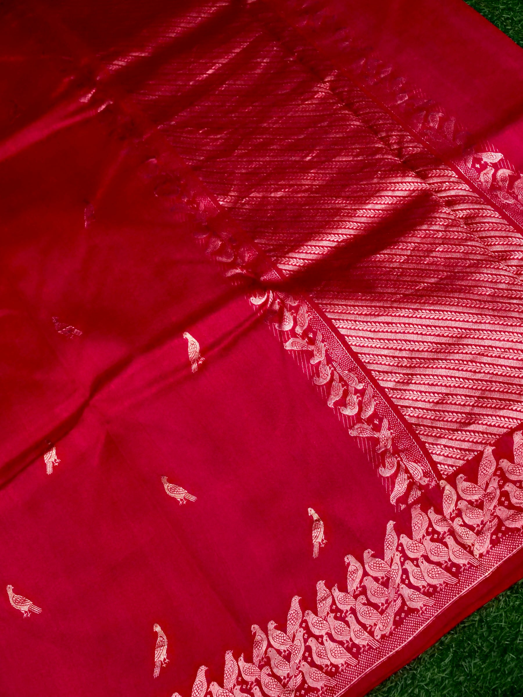 Banarasi Katan Silk Kadwa Bird Motif Handwoven Saree in Crimson Red - Khinkhwab