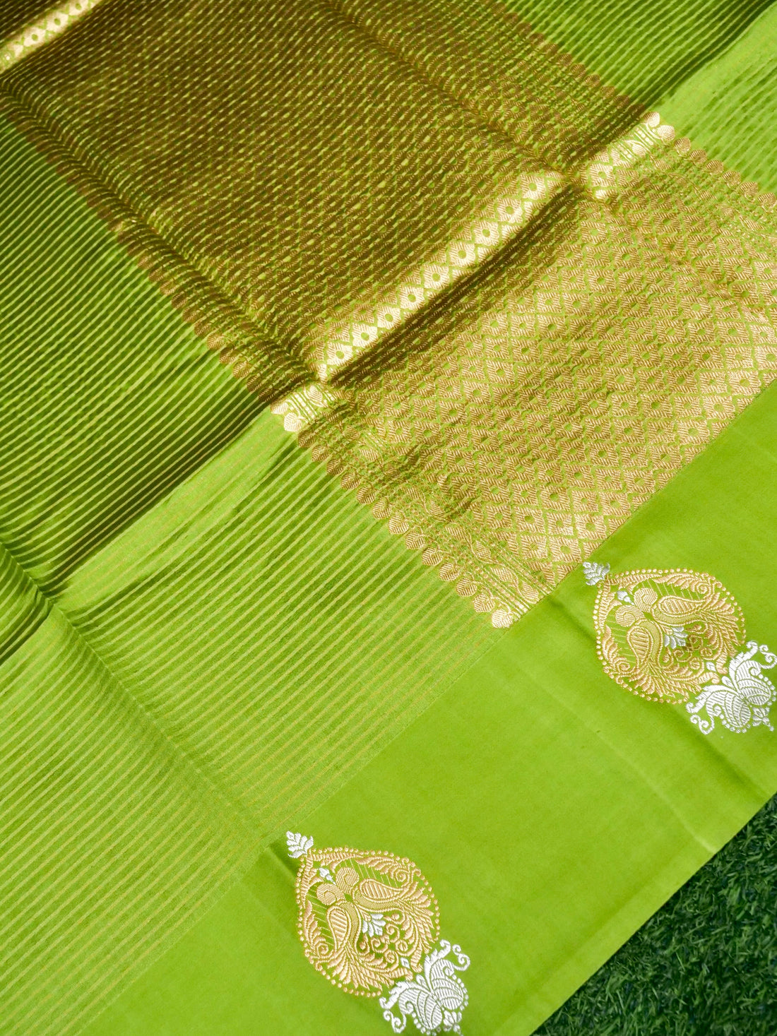 Banarasi Katan Silk Kadwa Striped Handwoven Saree in Parrot Green - Khinkhwab