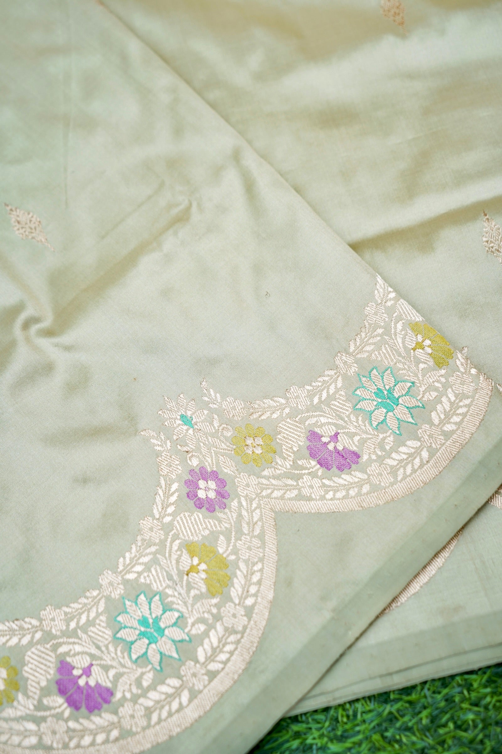 Banarasi Katan Silk Kadwa Scallop Border Handloom Saree | Sage