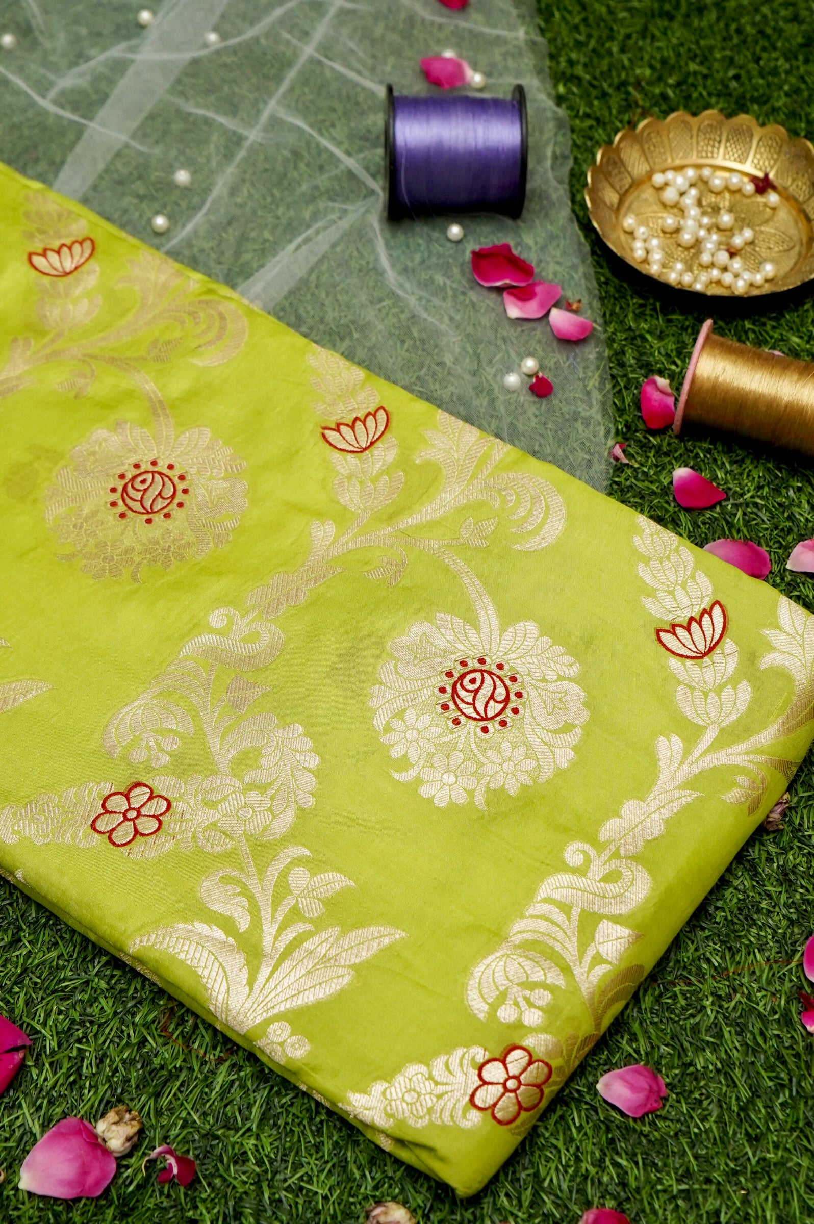 Pure Brocade Banarasi Chrysanthemum Jaal Fabric in Green - Khinkhwab