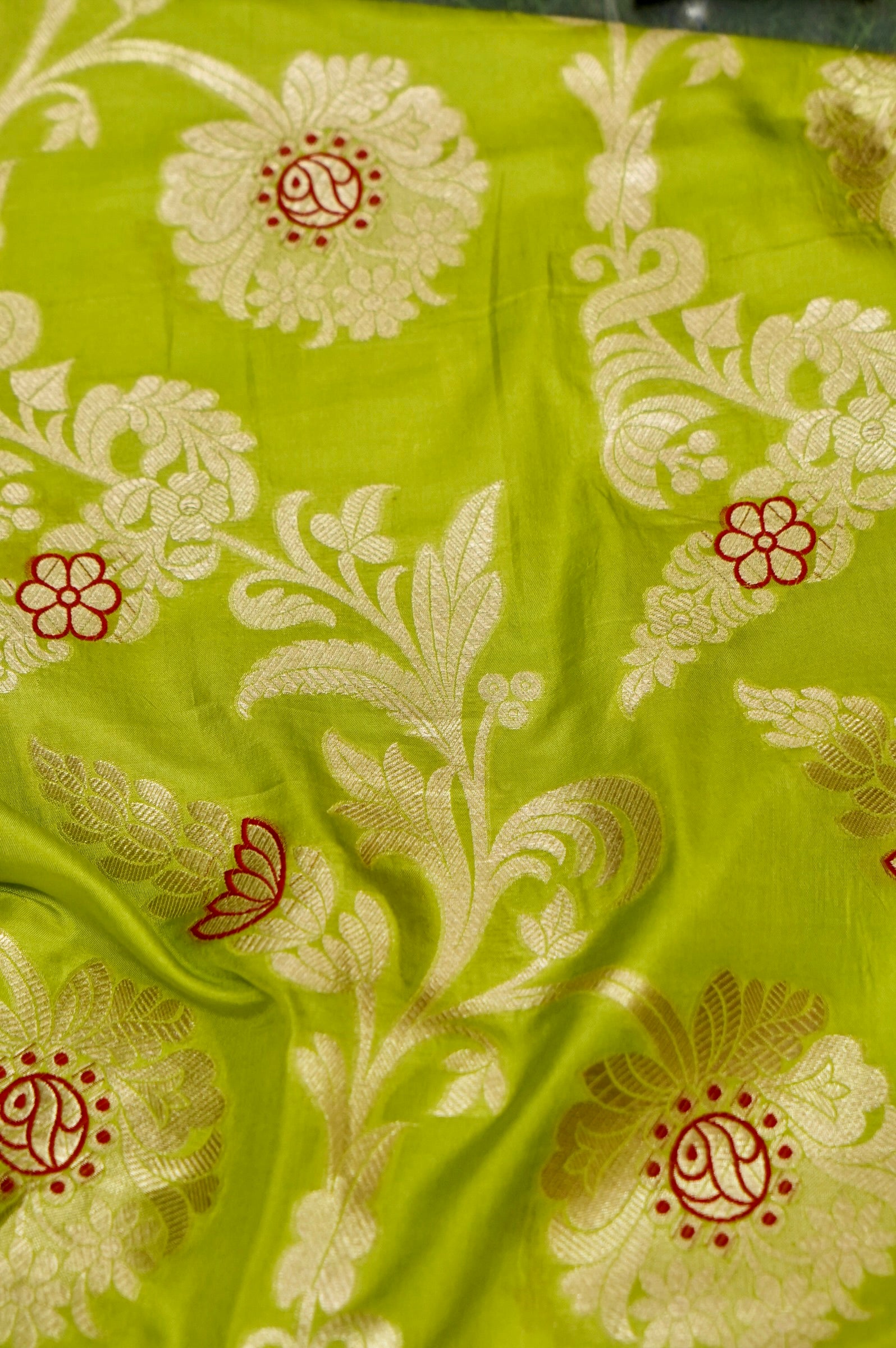 Pure Brocade Banarasi Chrysanthemum Jaal Fabric in Green - Khinkhwab