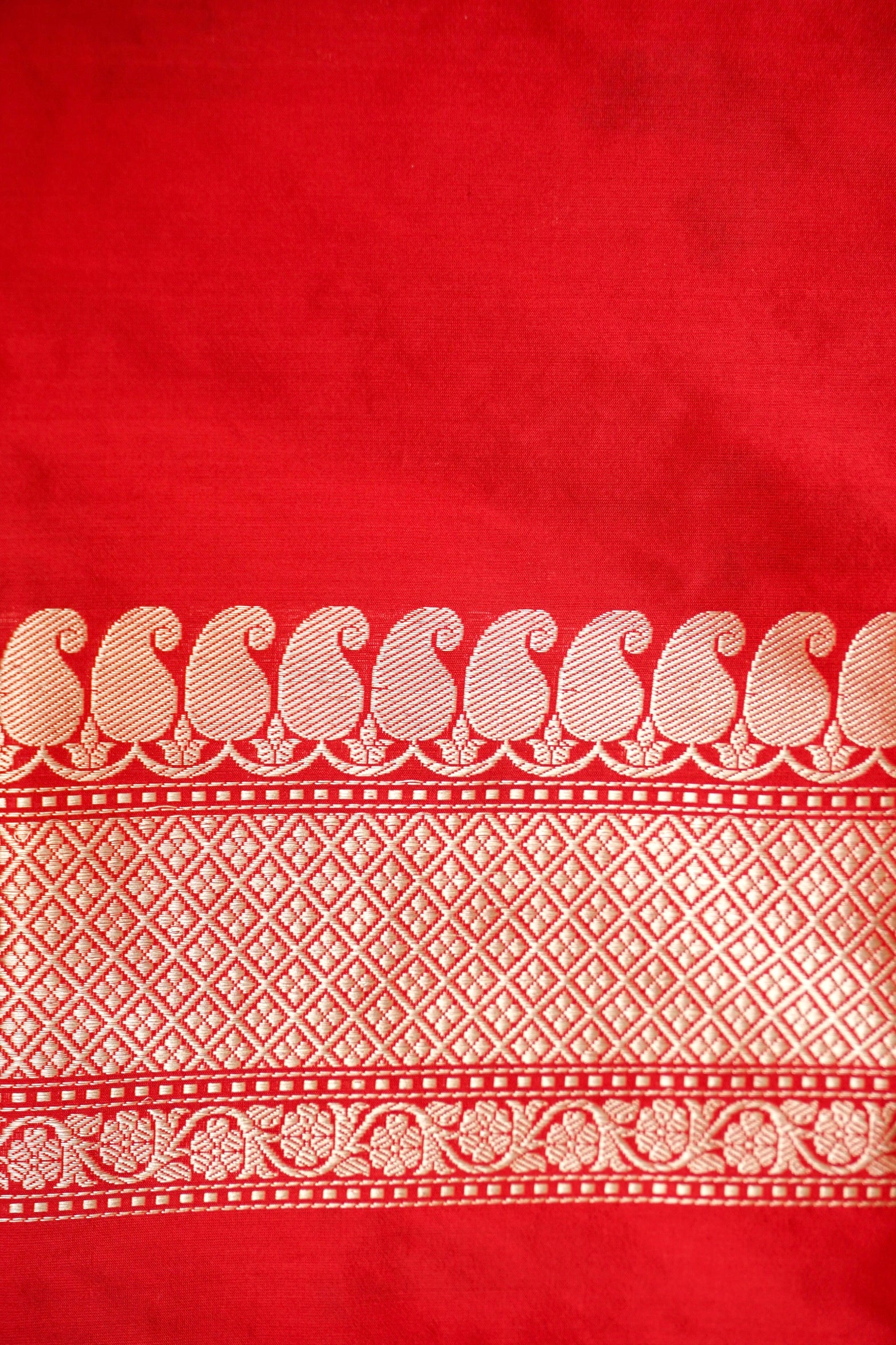 Handloom Kadwa Katan Silk Banarasi Saree in Red with Meenakari Bootis - Khinkhwab