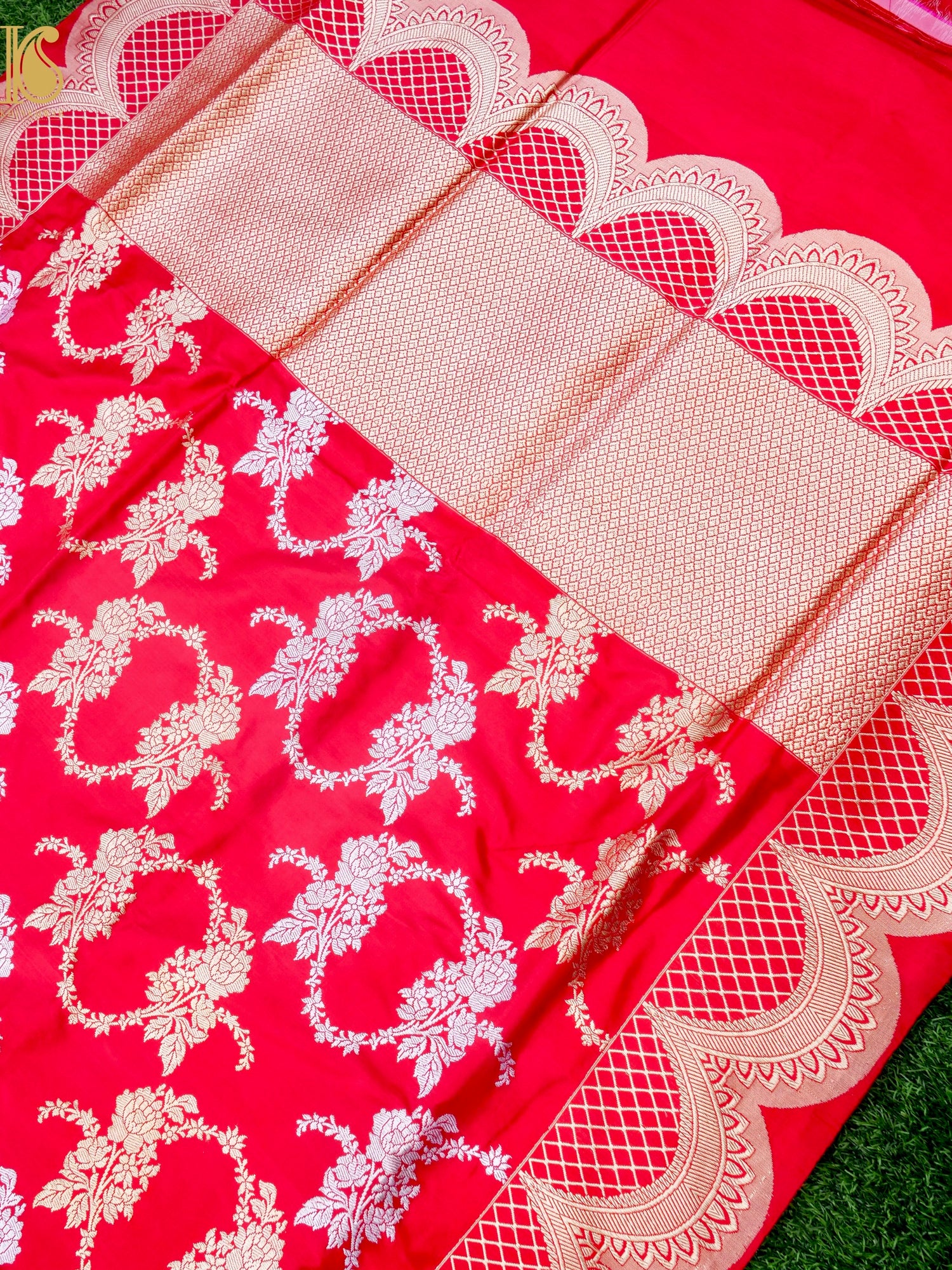 Banarasi Katan Silk Handwoven Kadwa Scalloped Border Saree