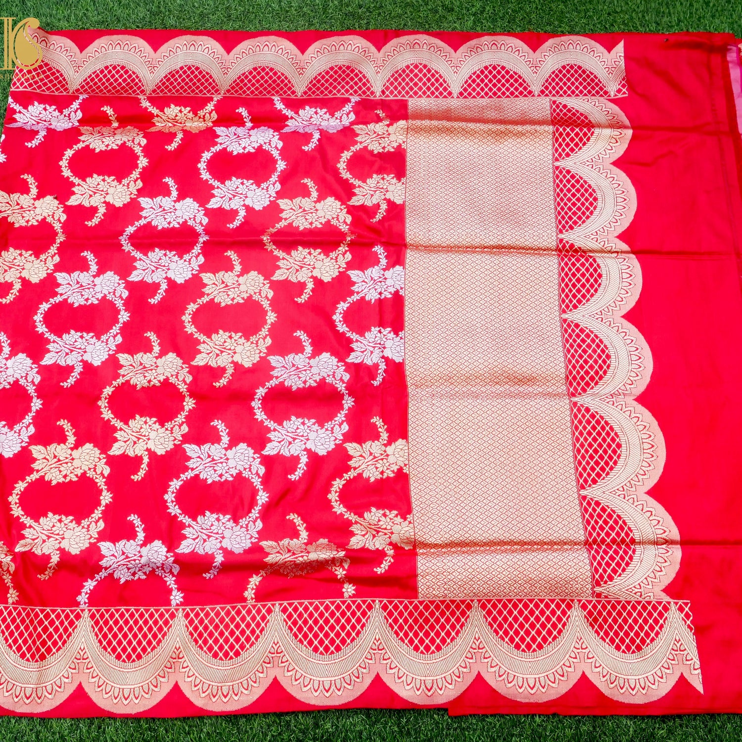 Banarasi Katan Silk Handwoven Kadwa Scalloped Border Saree