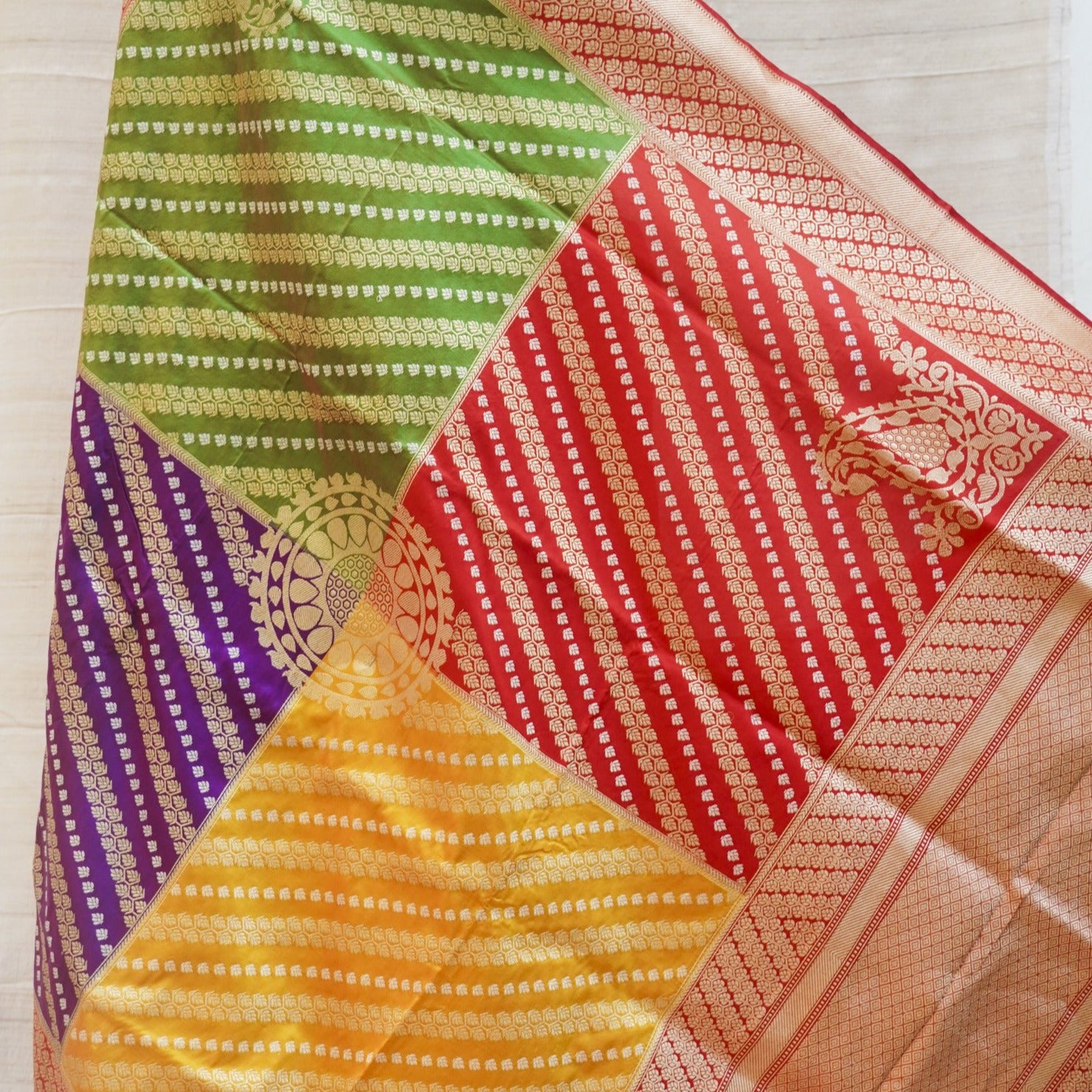 Red Handwoven Pure Katan Silk Chauki Rangkat Banarasi Saree - Khinkhwab