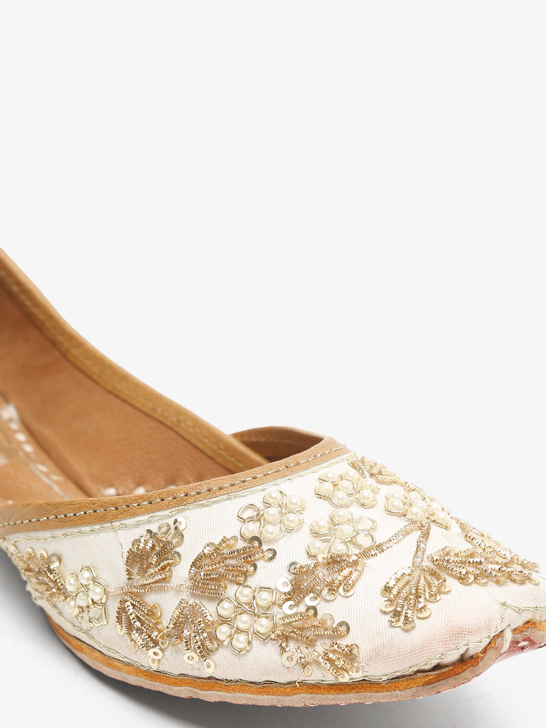 Handcrafted White Punjabi Jutti with Embellishments - Khinkhwab