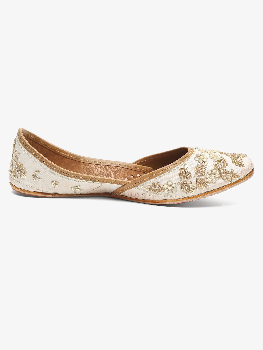 Handcrafted White Punjabi Jutti with Embellishments - Khinkhwab