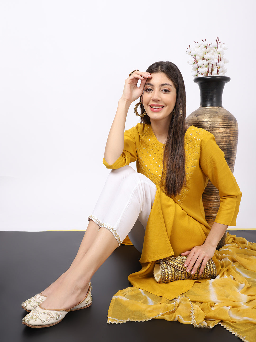 Handcrafted White Punjabi Jutti with Embellishments - Khinkhwab