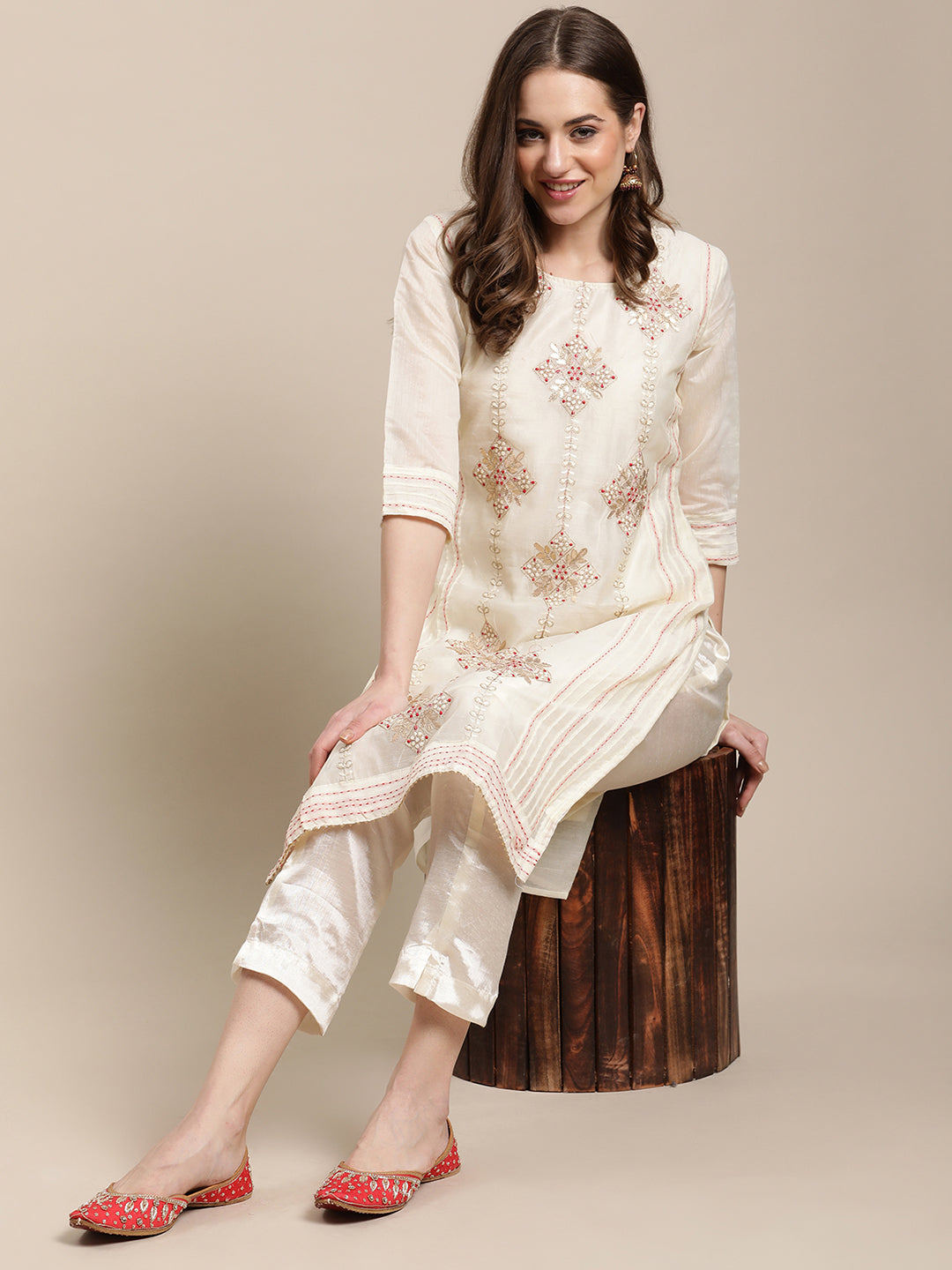 Handcrafted Red Punjabi Jutti with Gold Embellishment - Khinkhwab