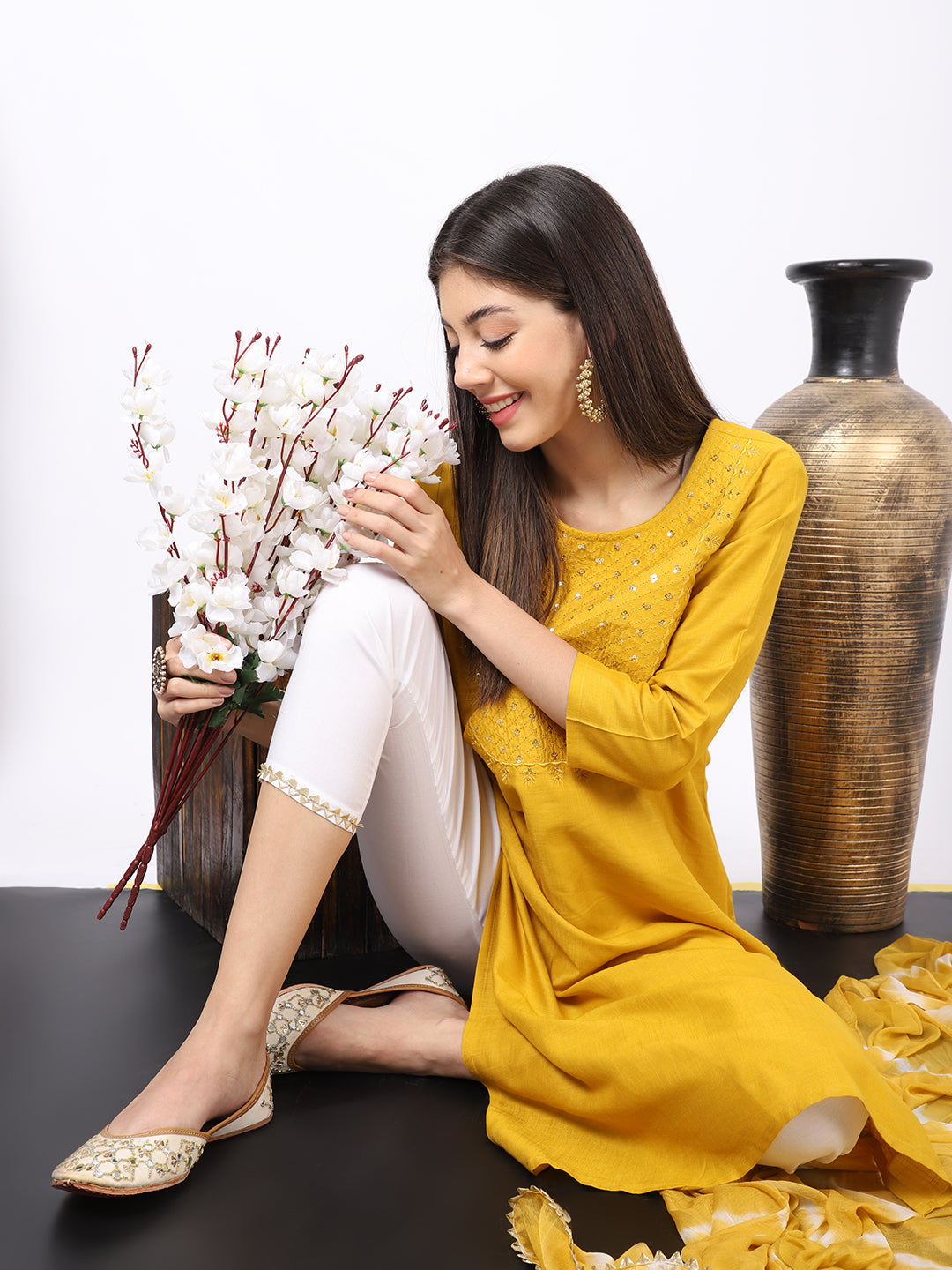 Handcrafted White Punjabi Jutti with Gold Embellishment - Khinkhwab