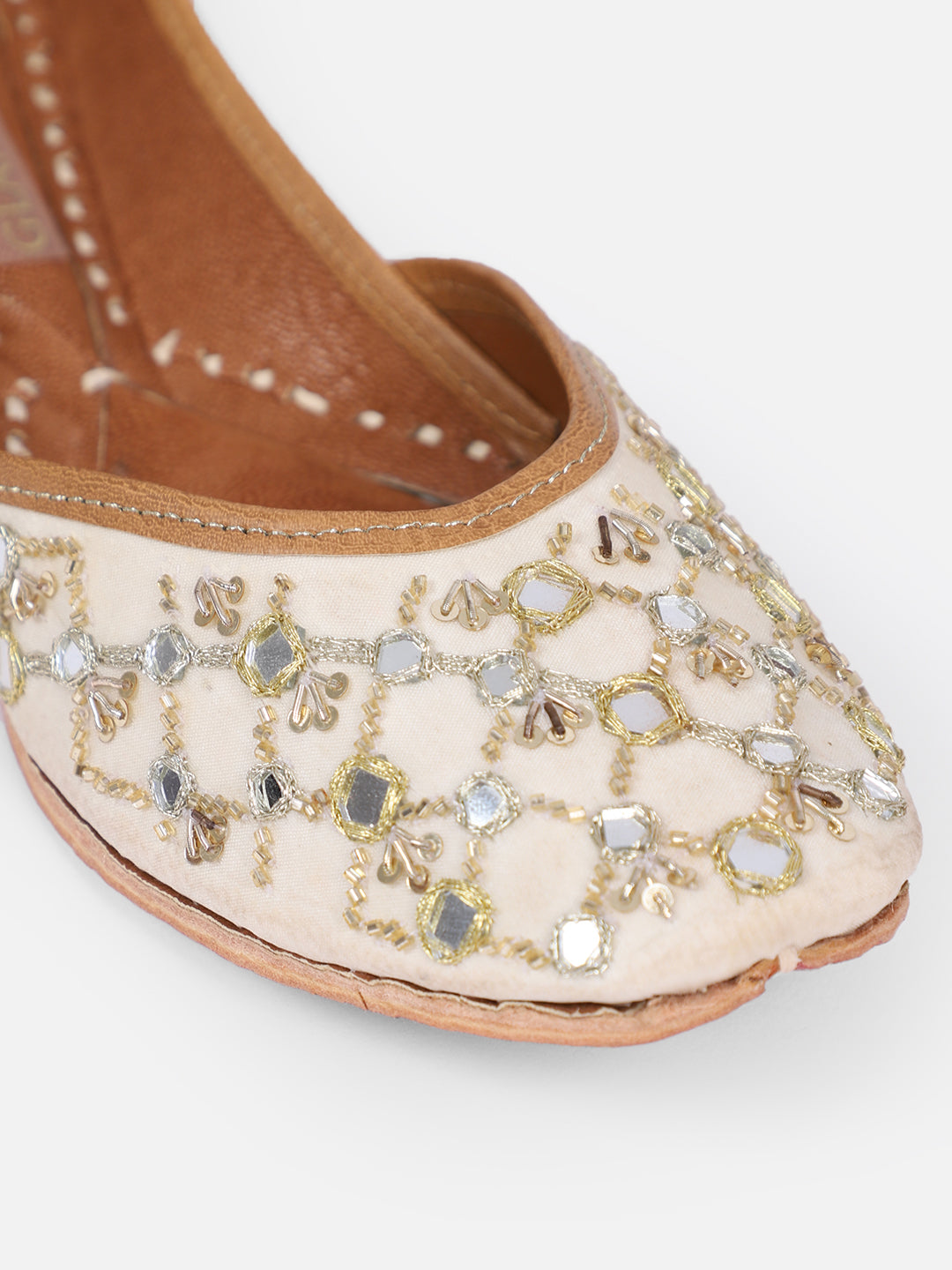 Handcrafted White Punjabi Jutti with Gold Embellishment - Khinkhwab