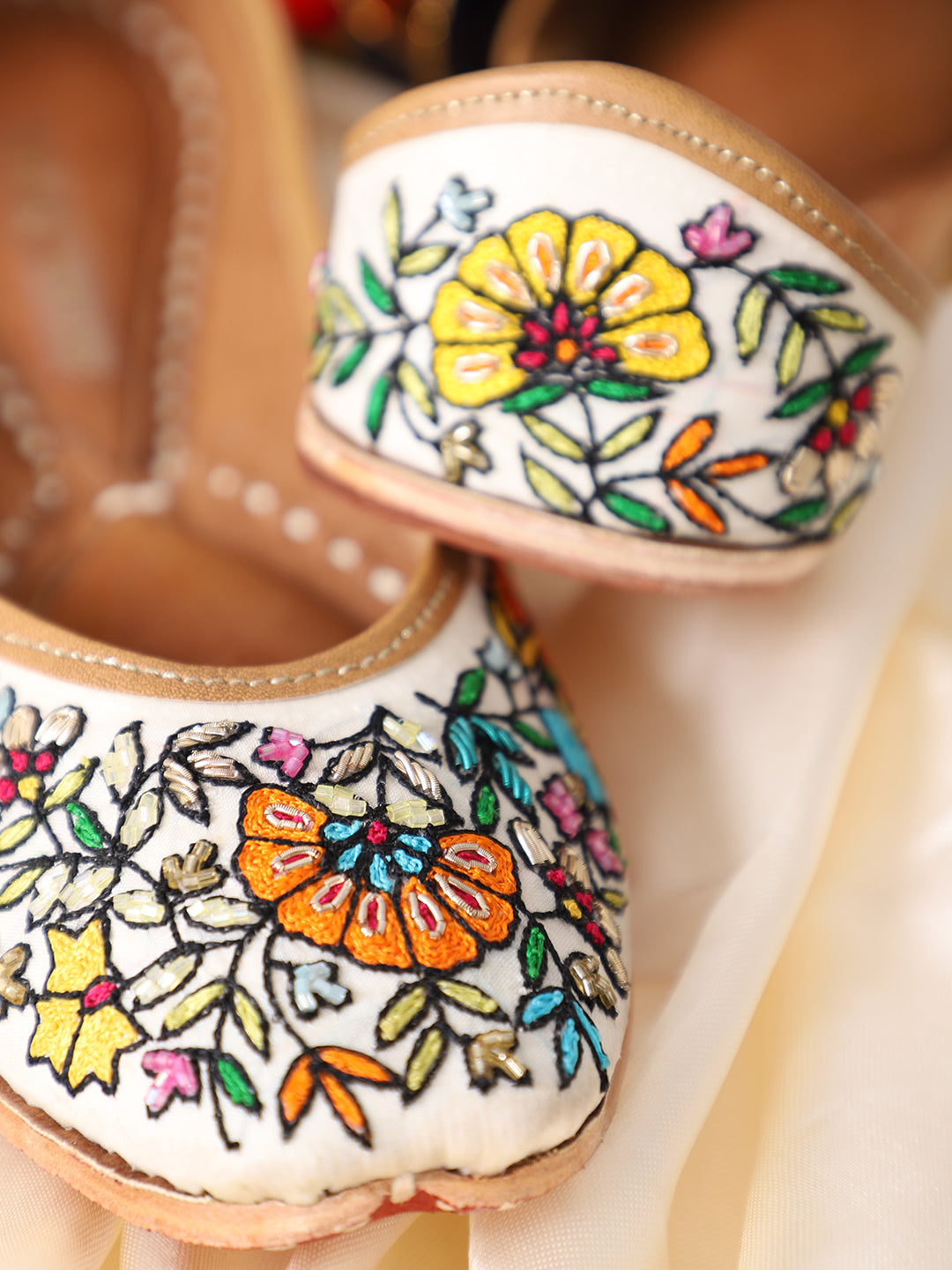 Handcrafted White Punjabi Jutti with Embroidered Flowers - Khinkhwab