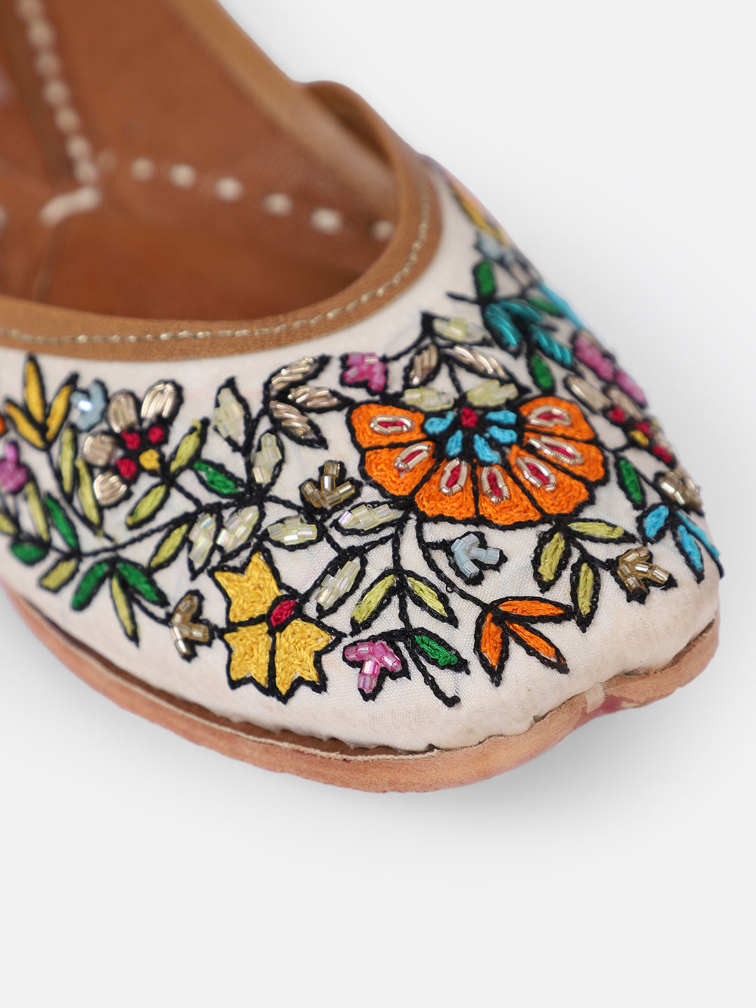 Handcrafted White Punjabi Jutti with Embroidered Flowers - Khinkhwab