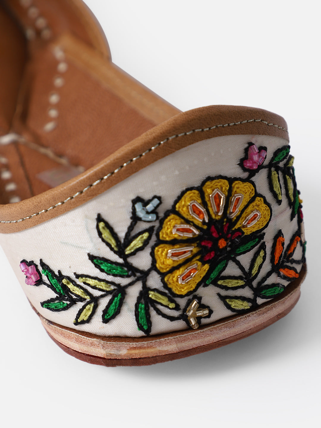 Handcrafted White Punjabi Jutti with Embroidered Flowers - Khinkhwab