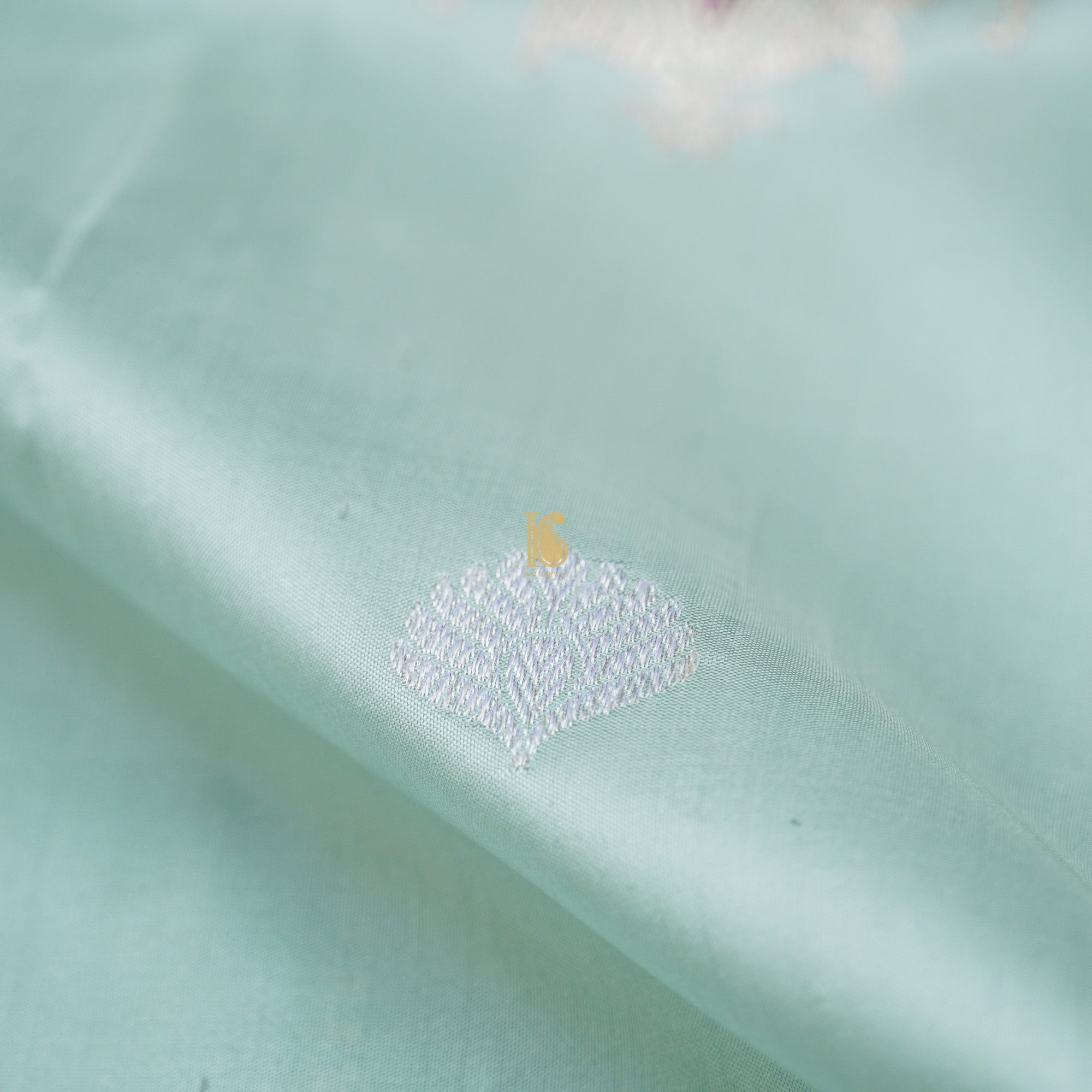 Zumthor Katan Silk Handloom Banarasi Kadwa Mor Boota Saree - Khinkhwab