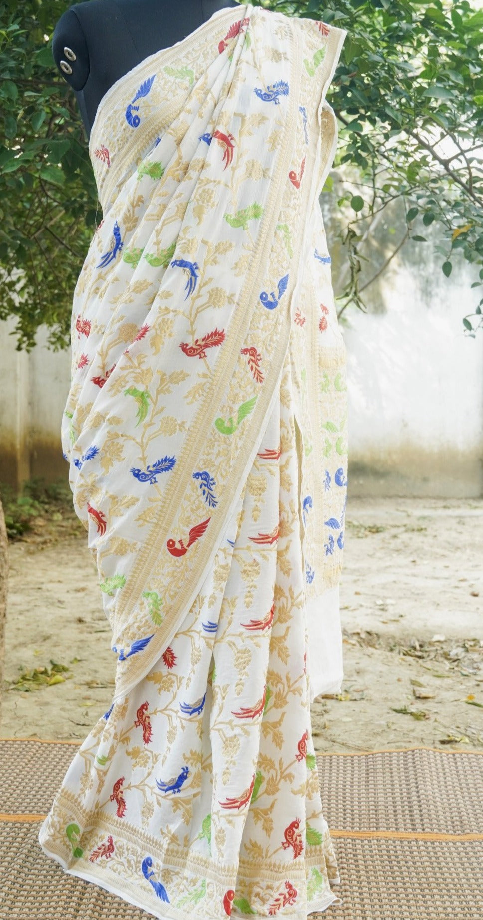 Preorder: White Pure Georgette Banarasi Birds of Paradise Saree - Khinkhwab