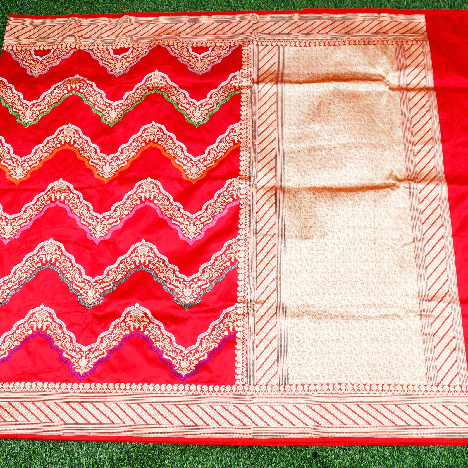 Red Pure Katan Silk Handwoven Banarasi Kadwa Zig Zag Saree - Khinkhwab