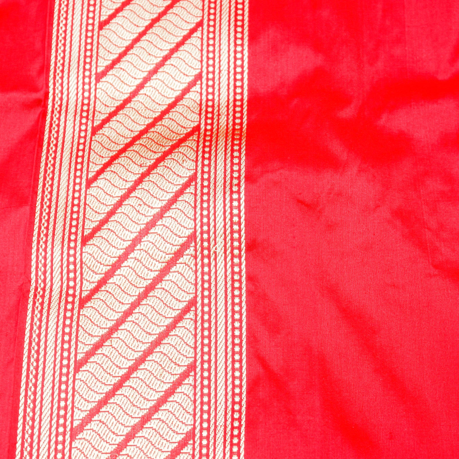 Red Pure Katan Silk Handwoven Banarasi Kadwa Zig Zag Saree - Khinkhwab