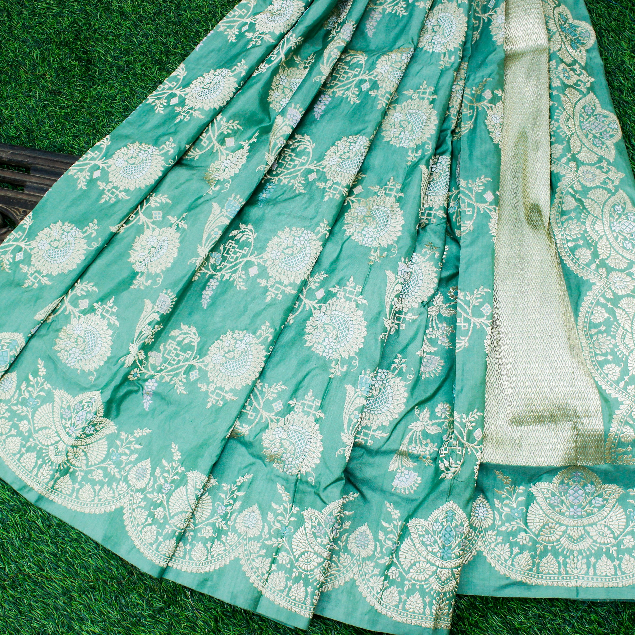 Monte Carlo Green Pure Katan Silk Handwoven Banarasi Kadwa Scallop Saree - Khinkhwab