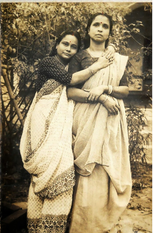 An Athpourey-style Bengali saree drape from the black-and-white era