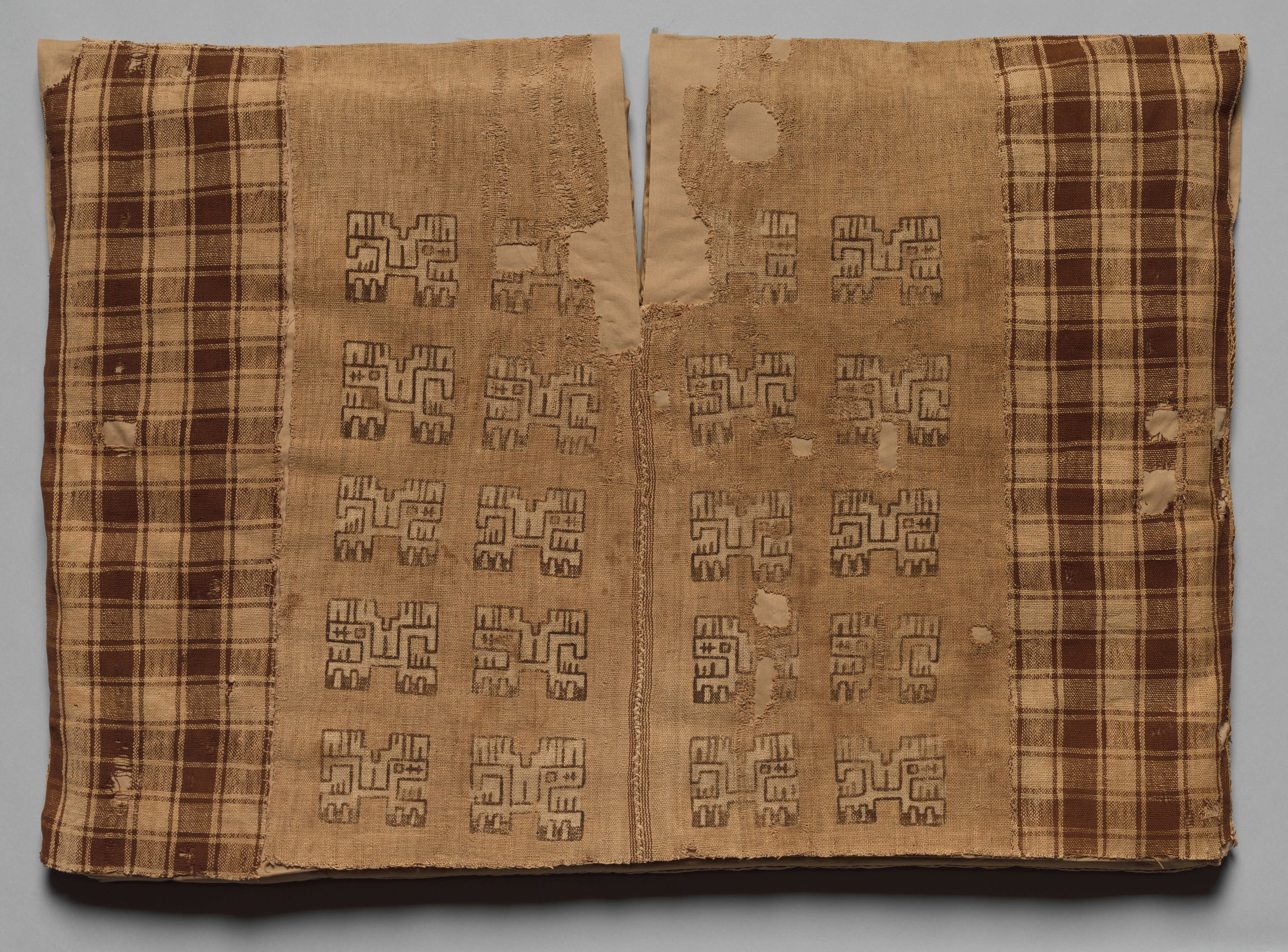Andean tunic with profile animals and checkerboards, Paracas or Nasca