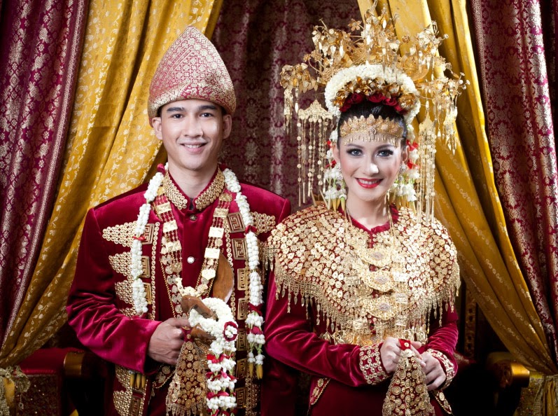 Songket, the gold-threaded supplementary-weft brocade of Palembang, South Sumatra, Indonesia (public domain).