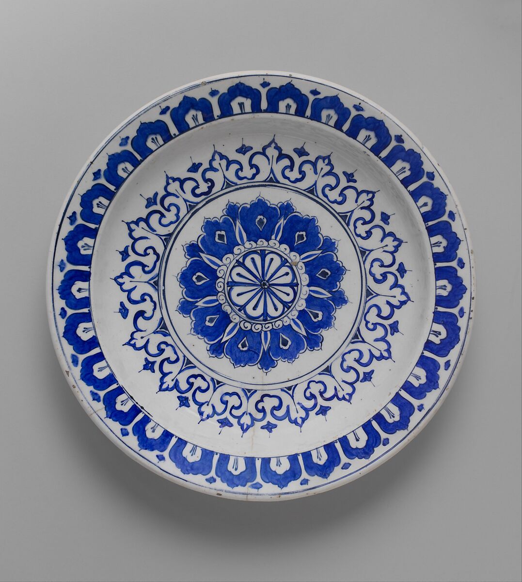 A cobalt-blue Iznik kaleidoscope dish, Ottoman Turkey, 16th century. The Metropolitan Museum of Art (public domain)