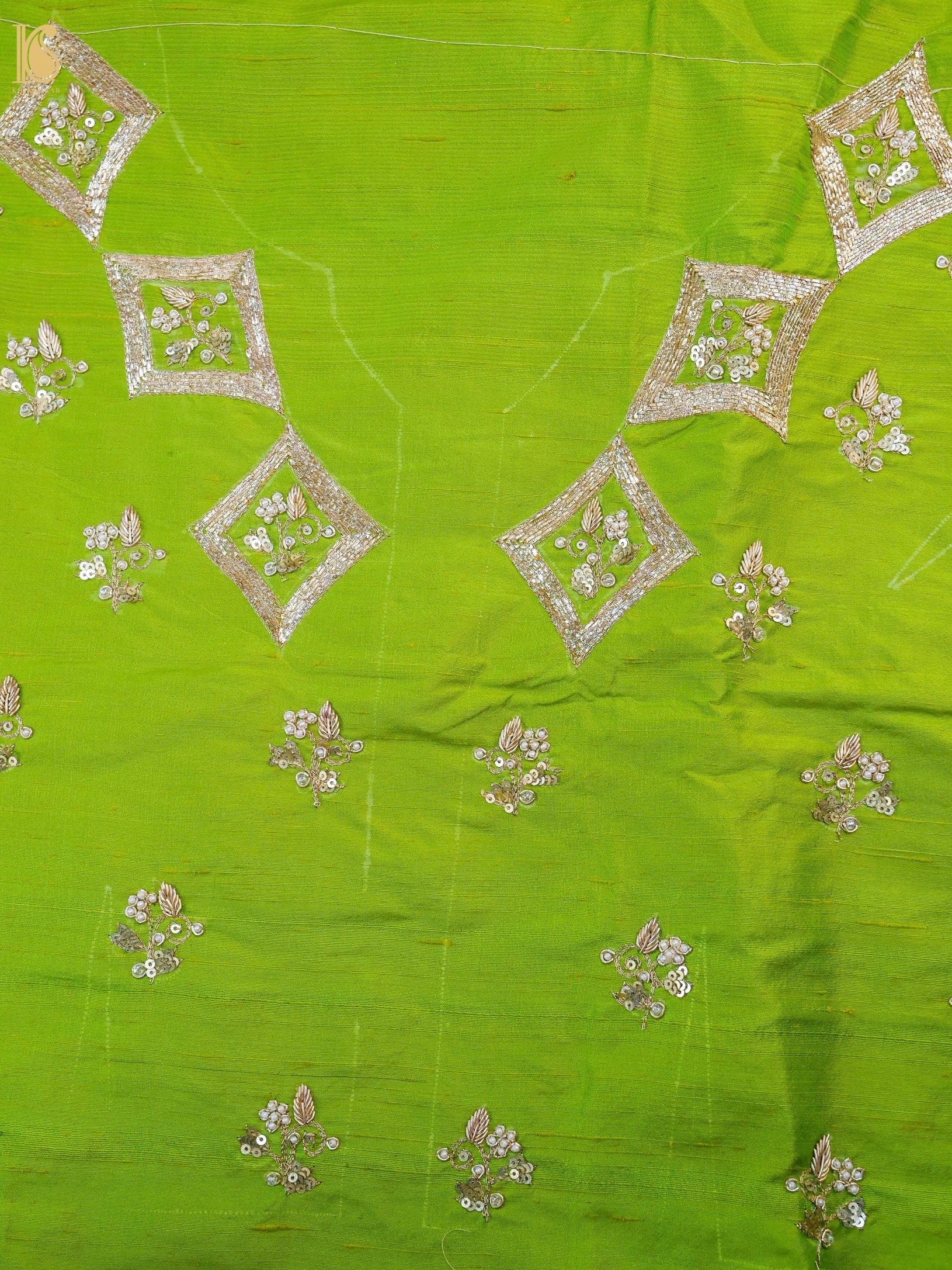 Handwoven Banarasi SIlver Tissue Saree with Border