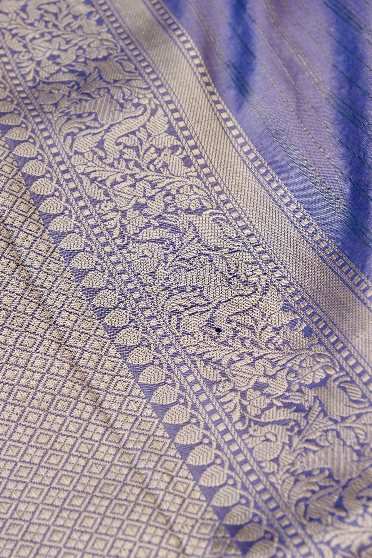Handloom Banarasi Katan Shikargah Saree with Contrast Border