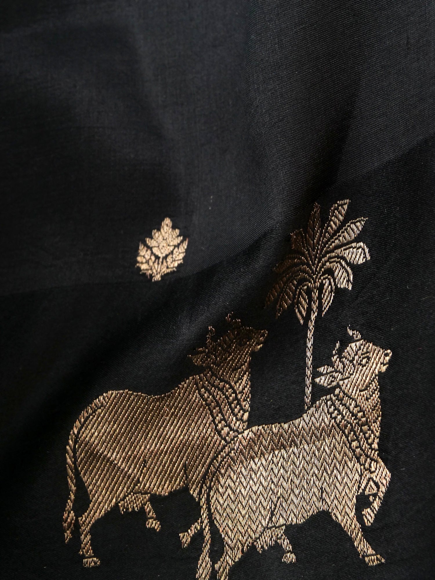 Handloom Banarasi Pure Katan Silk Kadwa Saree in Black with Nandi - Khinkhwab