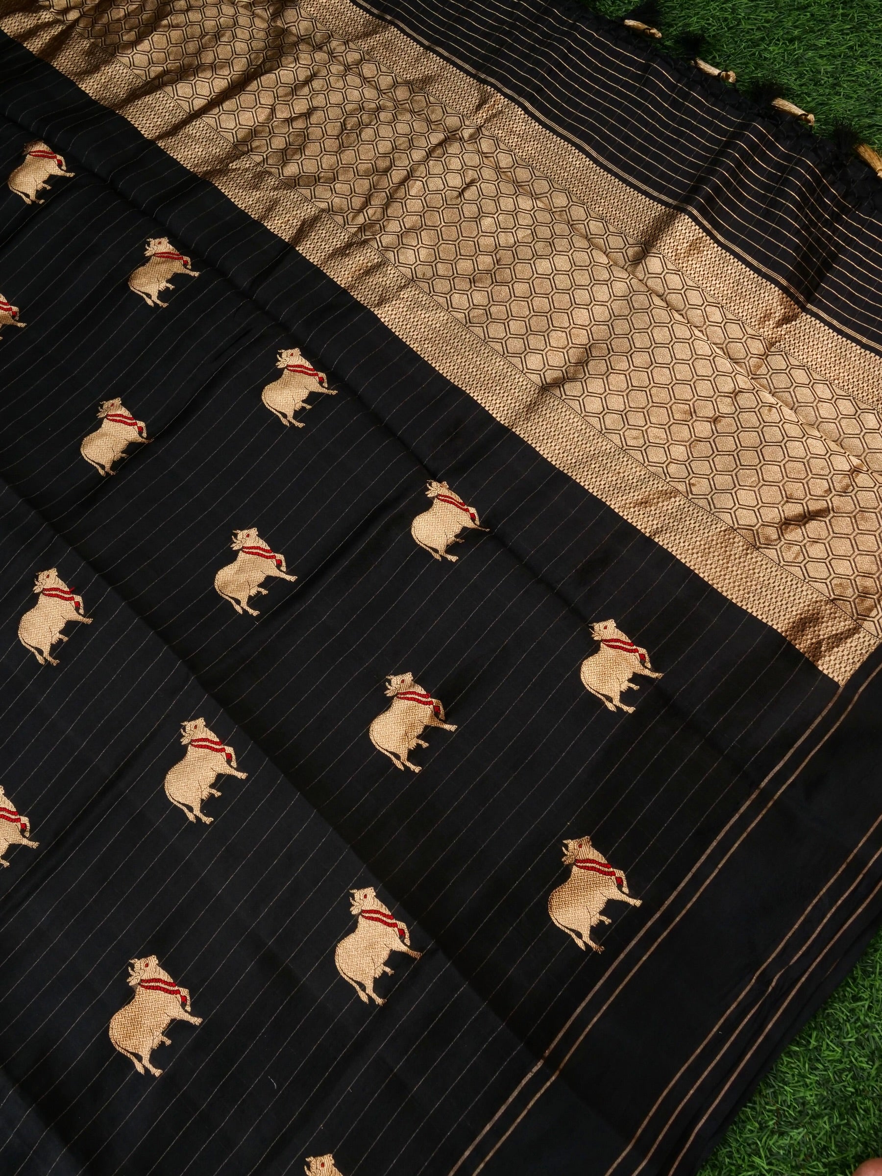 Handloom Banarasi Pure Katan Silk Kadwa Saree in Black with Meenakari Nandi Motif - Khinkhwab