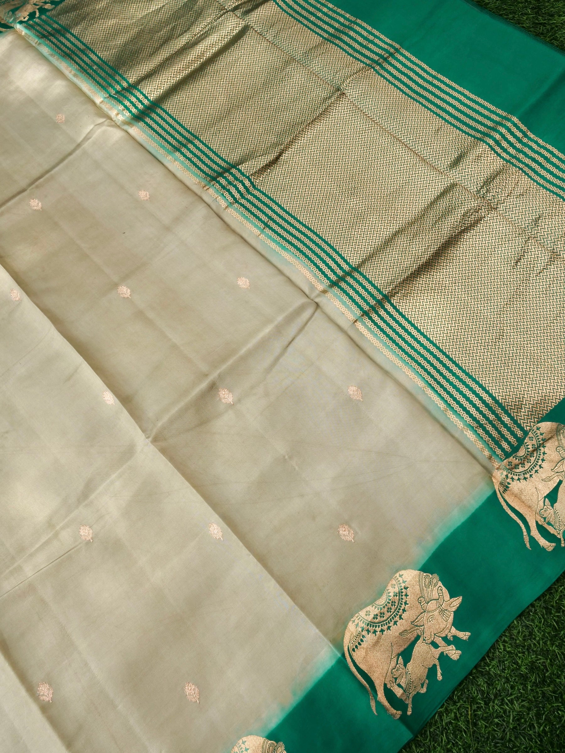Handloom Banarasi Pure Katan Silk Gold Kadwa Saree with Nandi &amp; Calf - Khinkhwab