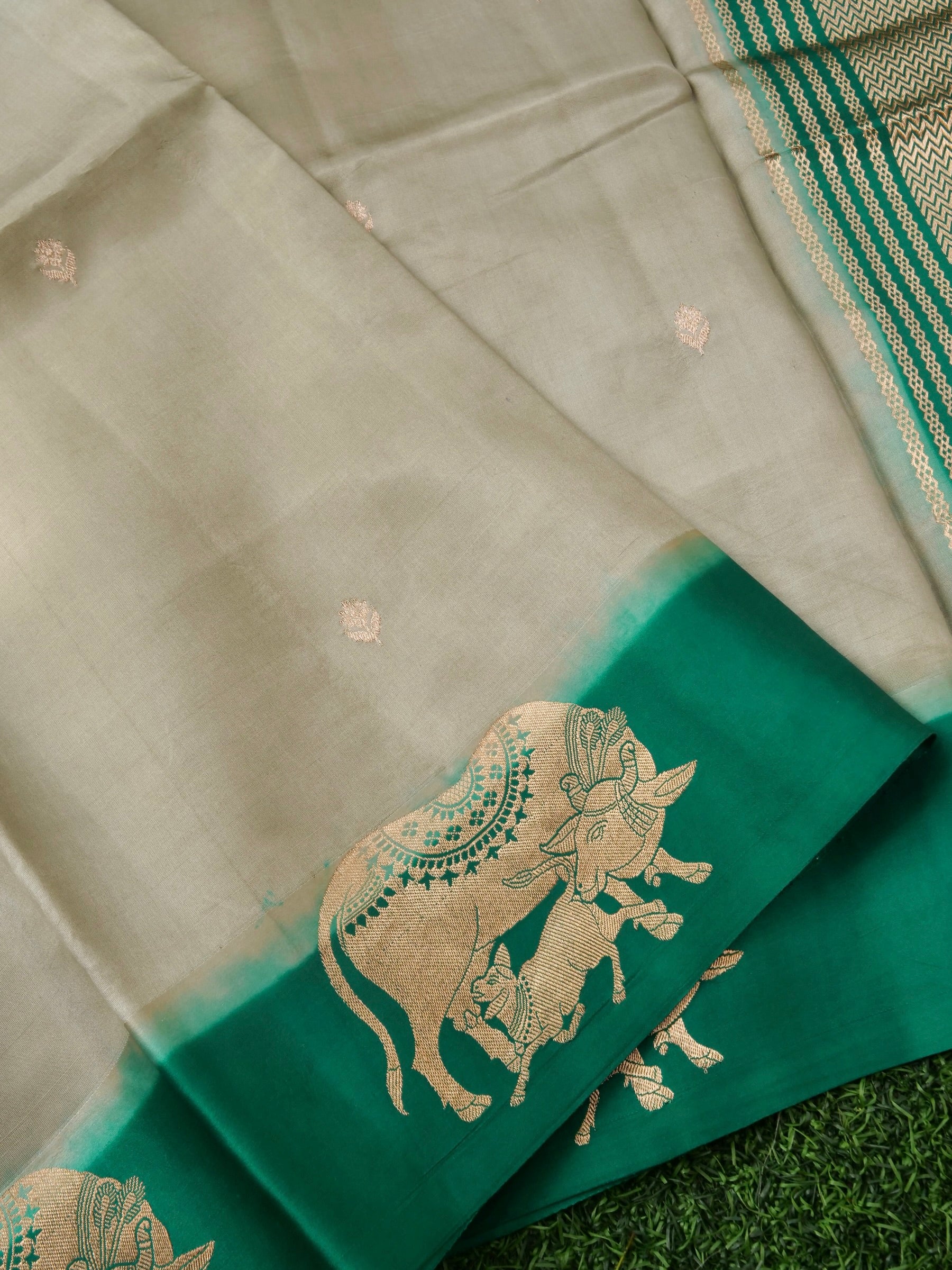 Handloom Banarasi Pure Katan Silk Gold Kadwa Saree with Nandi &amp; Calf - Khinkhwab