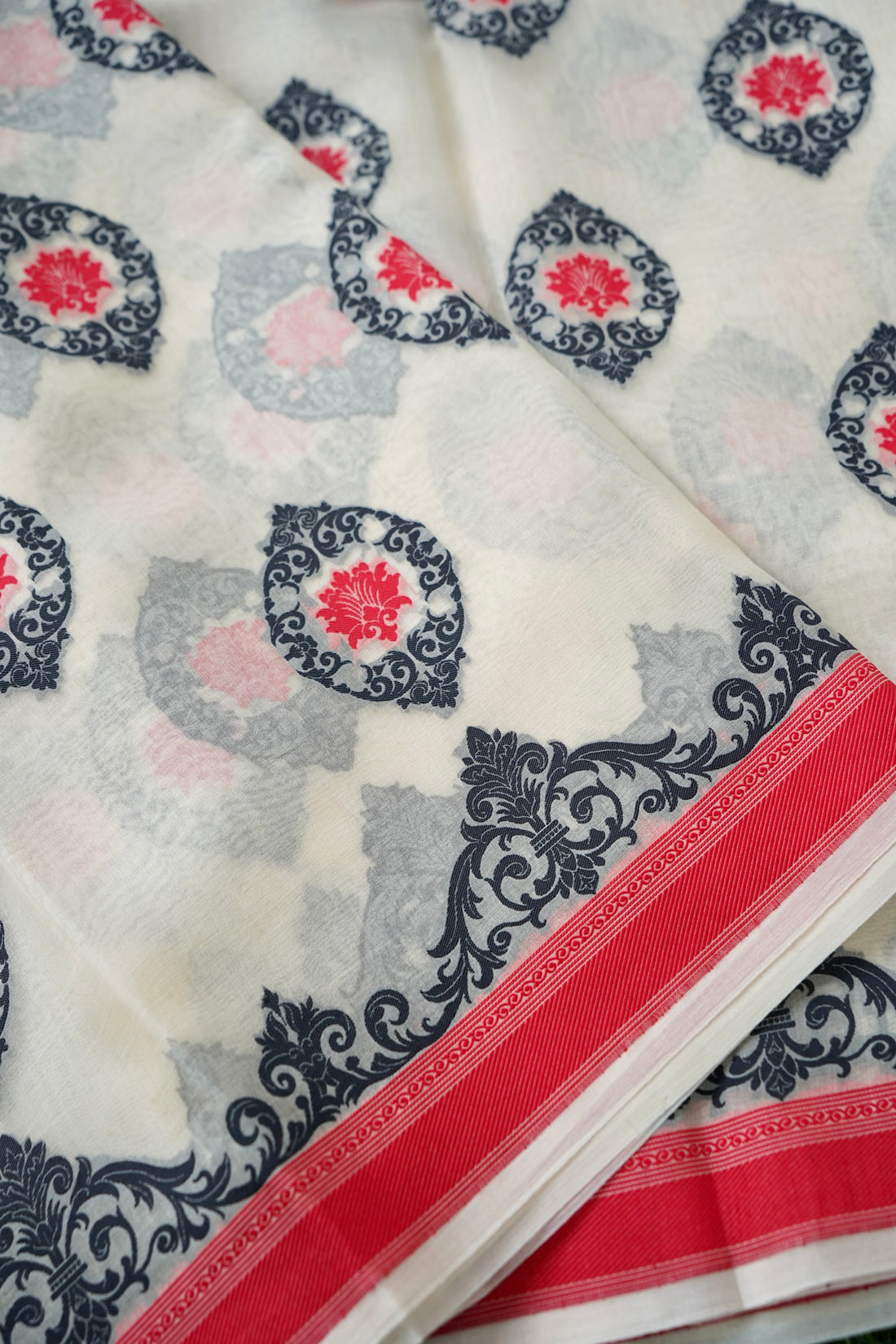 Handwoven Banarasi Organza Silk Kadwa Saree in Ivory- Soglia