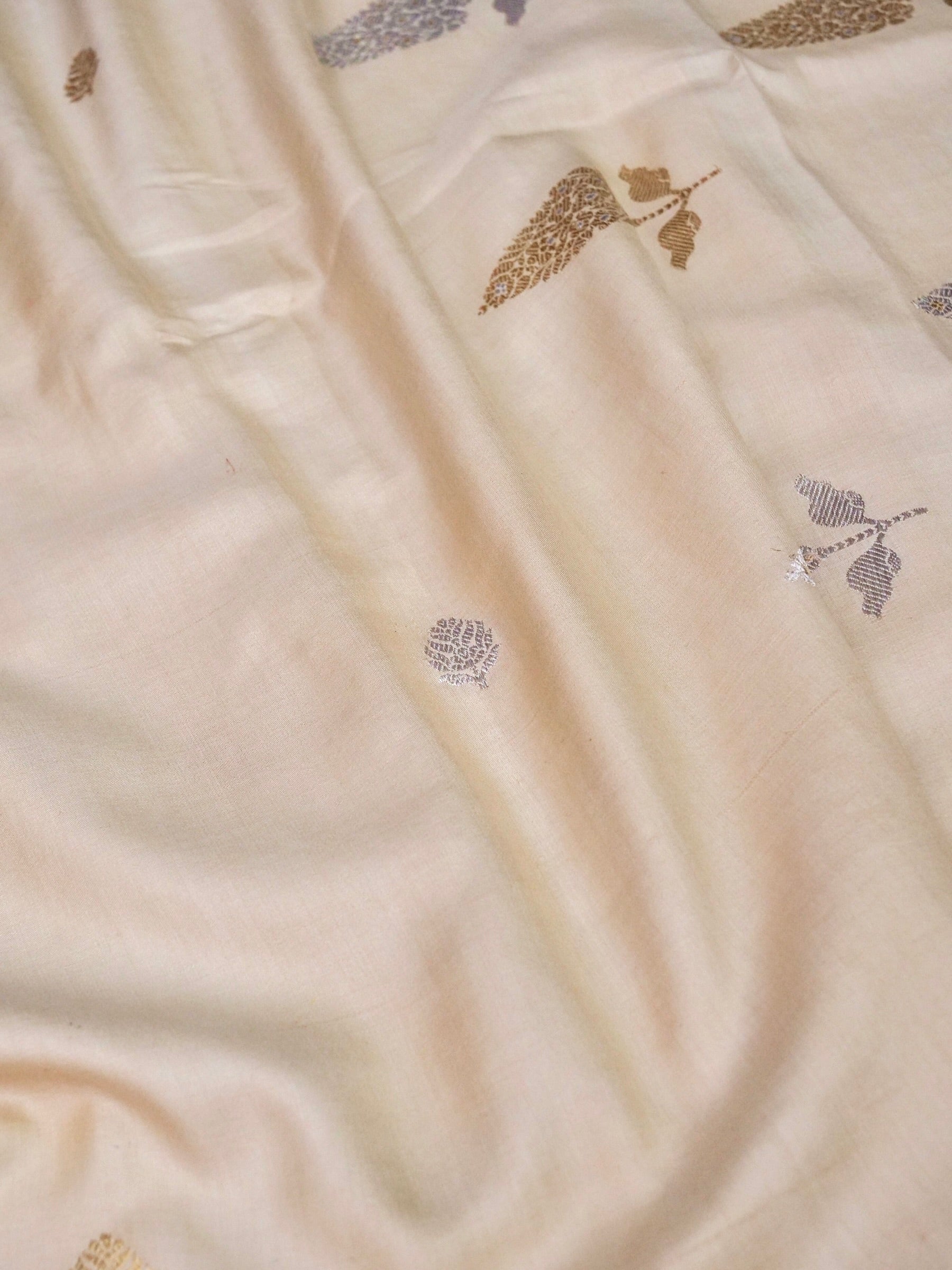 Banarasi Gajji Silk Kadwa Patti Buti Handwoven Saree in Beige