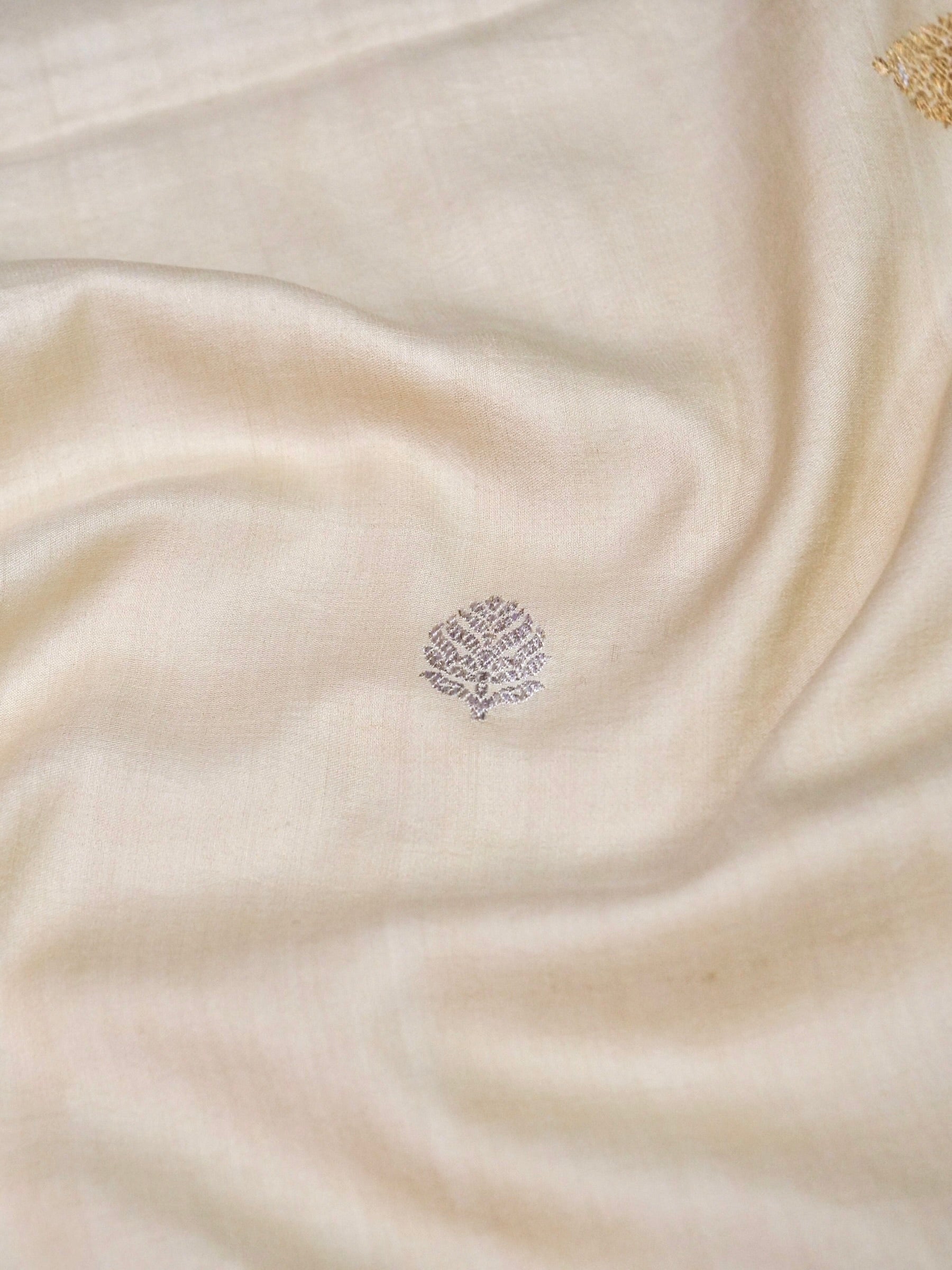 Banarasi Gajji Silk Kadwa Patti Buti Handwoven Saree in Off White