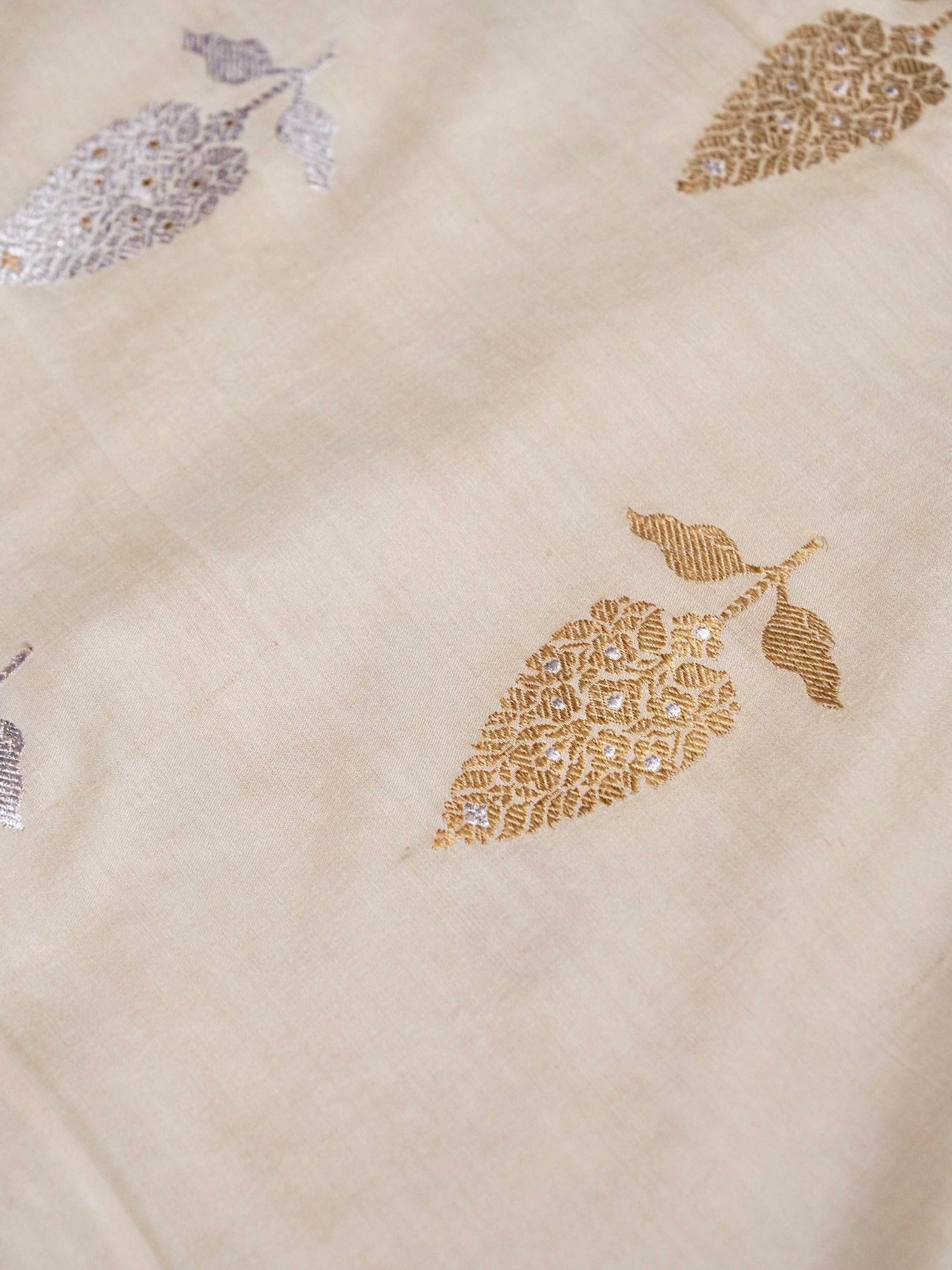 Banarasi Gajji Silk Kadwa Patti Buti Handwoven Saree in Off White