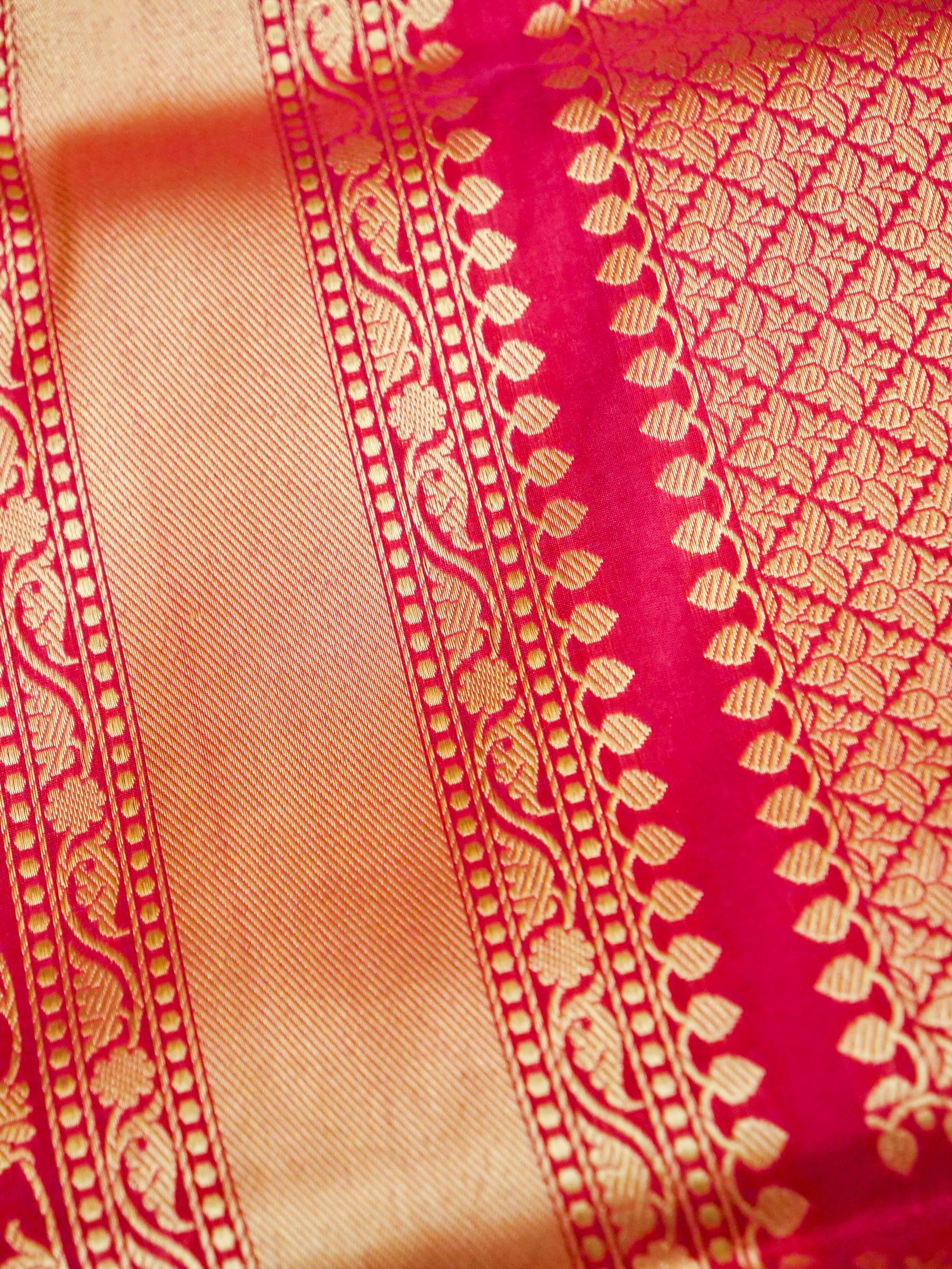 Banarasi Katan Silk Zari Tanchoi Handloom Saree | Magenta - Khinkhwab