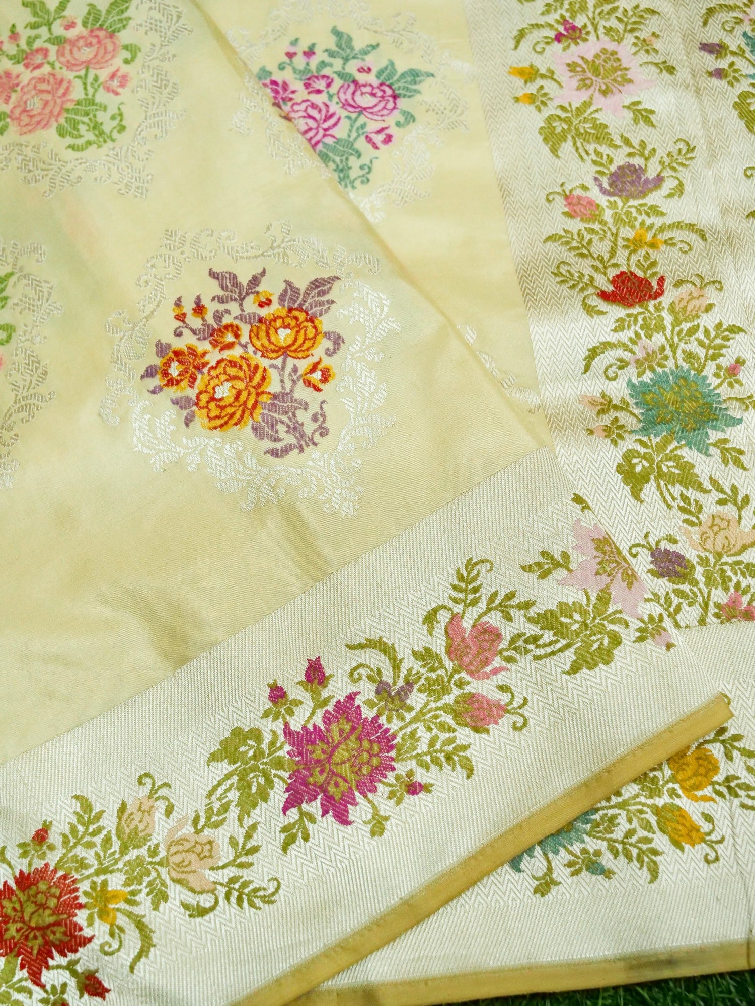 Banarasi Silk Kadwa Meenakari Boota Handloom Saree | Cream - Khinkhwab