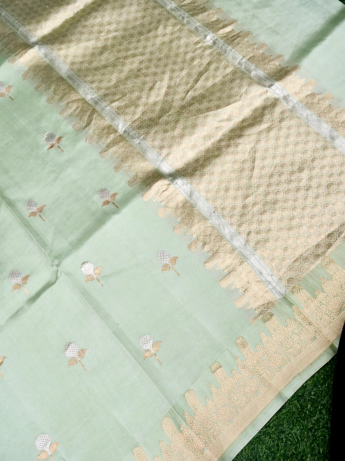 Banarasi Katan Silk Kadwa Tree Buti Handwoven Saree in Pista Green - Khinkhwab